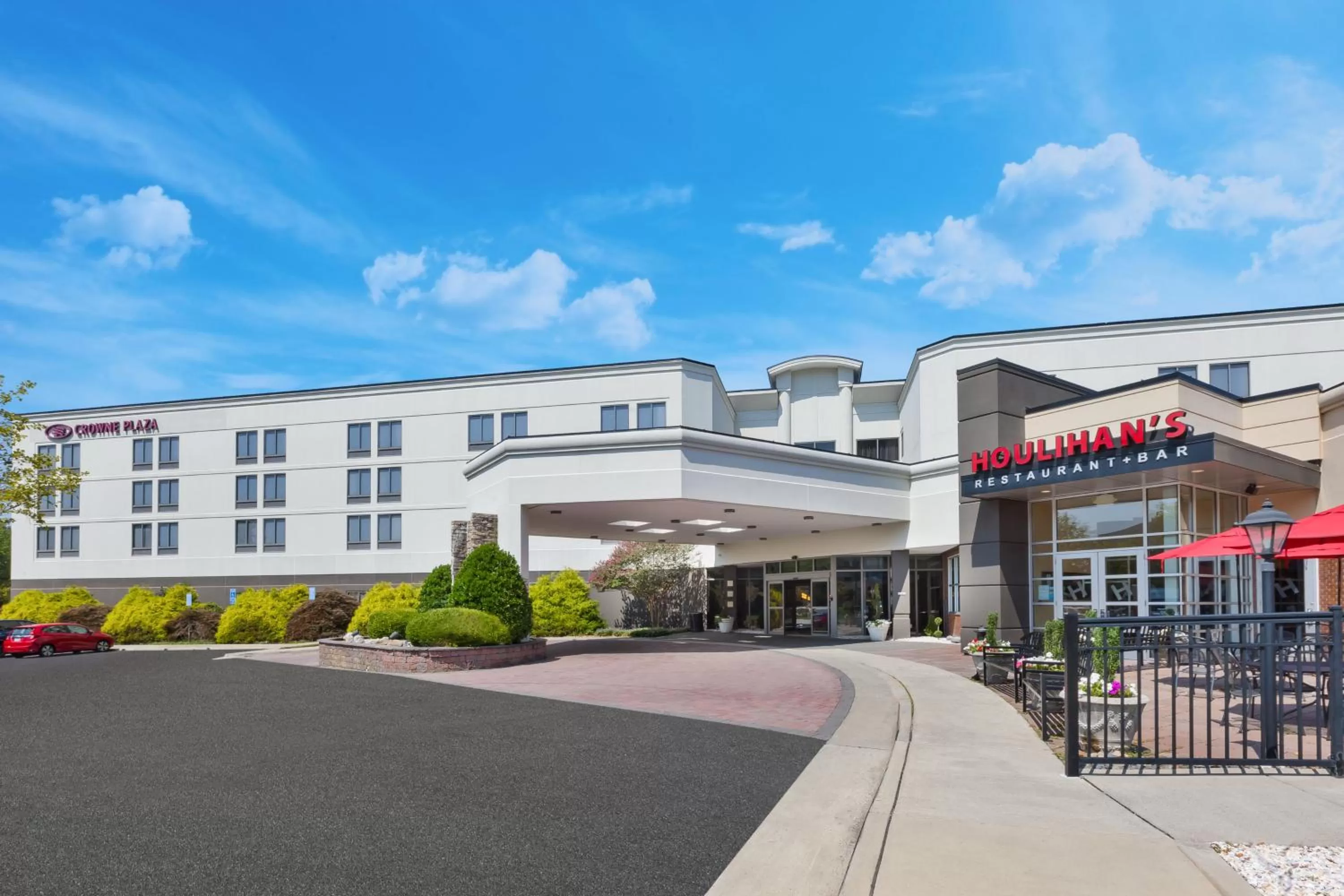 Property building in Crowne Plaza Dulles Airport by IHG