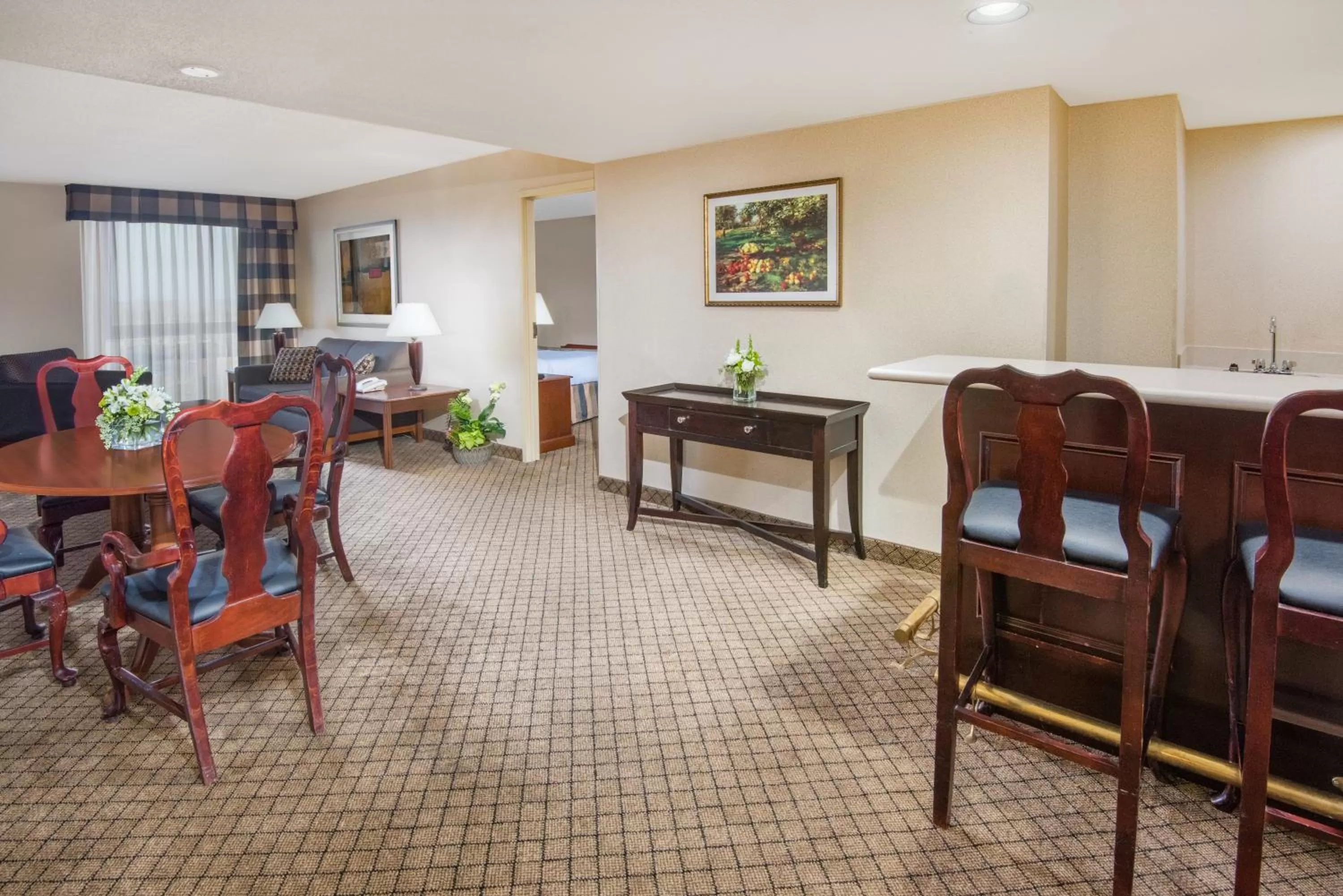 Living room in Holiday Inn Cincinnati-Eastgate by IHG