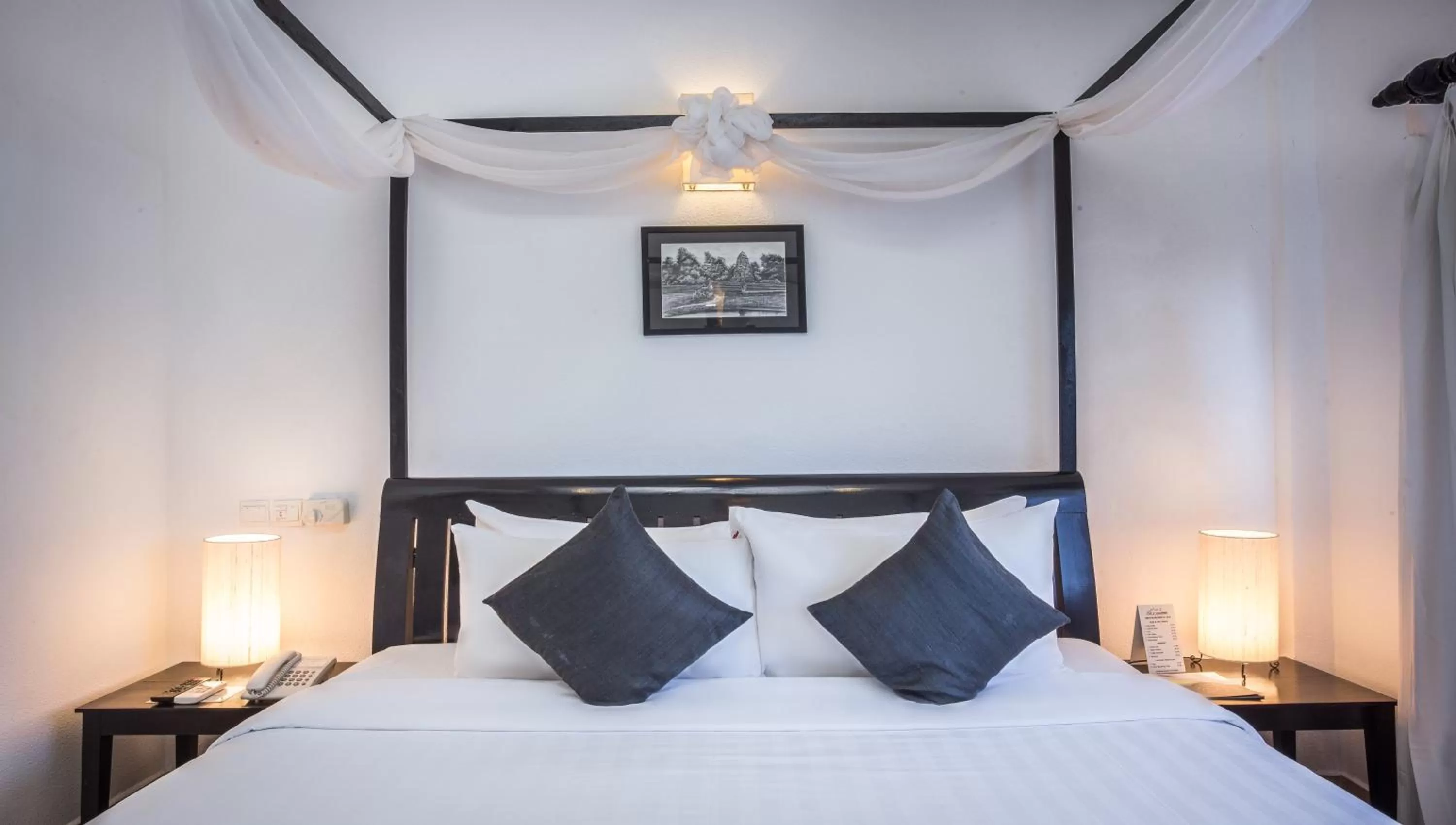 Bed in The Cyclo d'Angkor Boutique Hotel