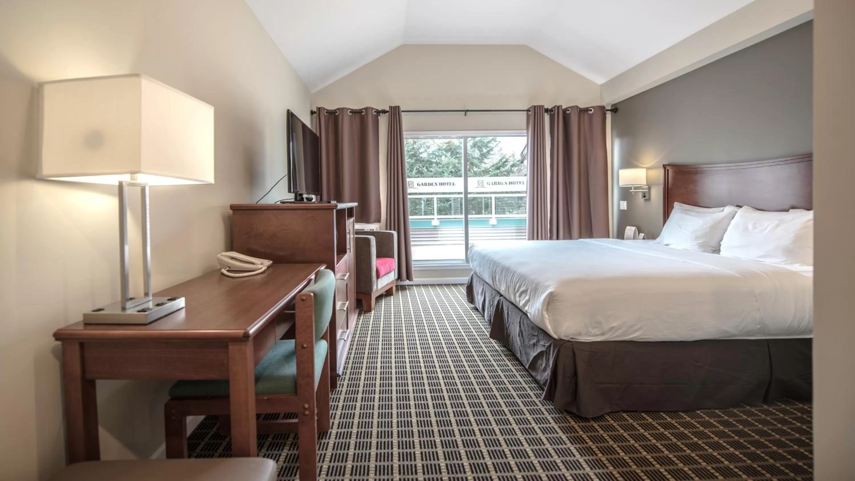 Bed in Gibsons Garden Hotel