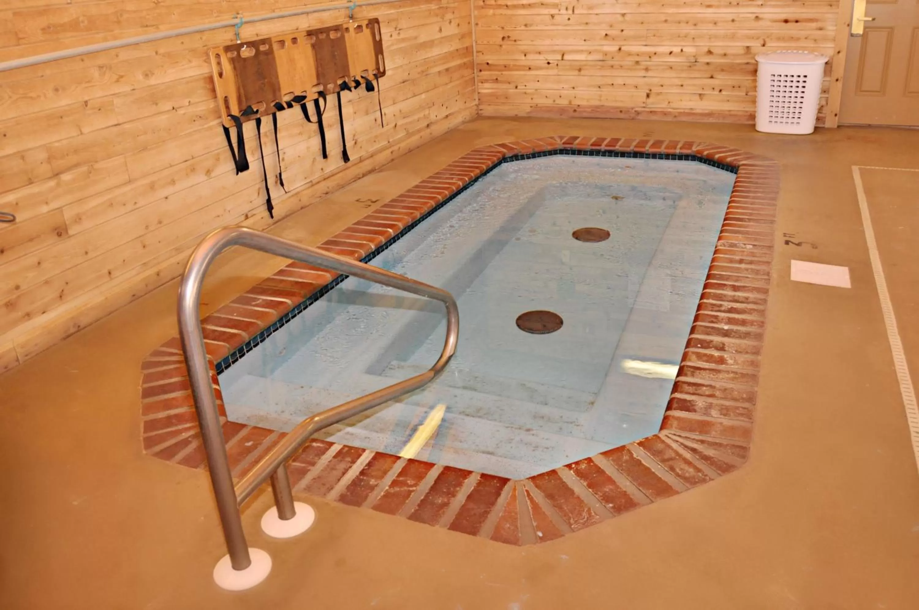 Swimming pool in Country Inn & Suites by Radisson, Kearney, NE
