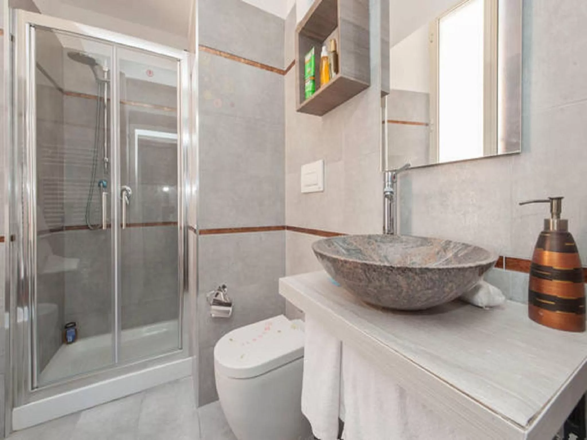 Shower in Sesto Suites Central