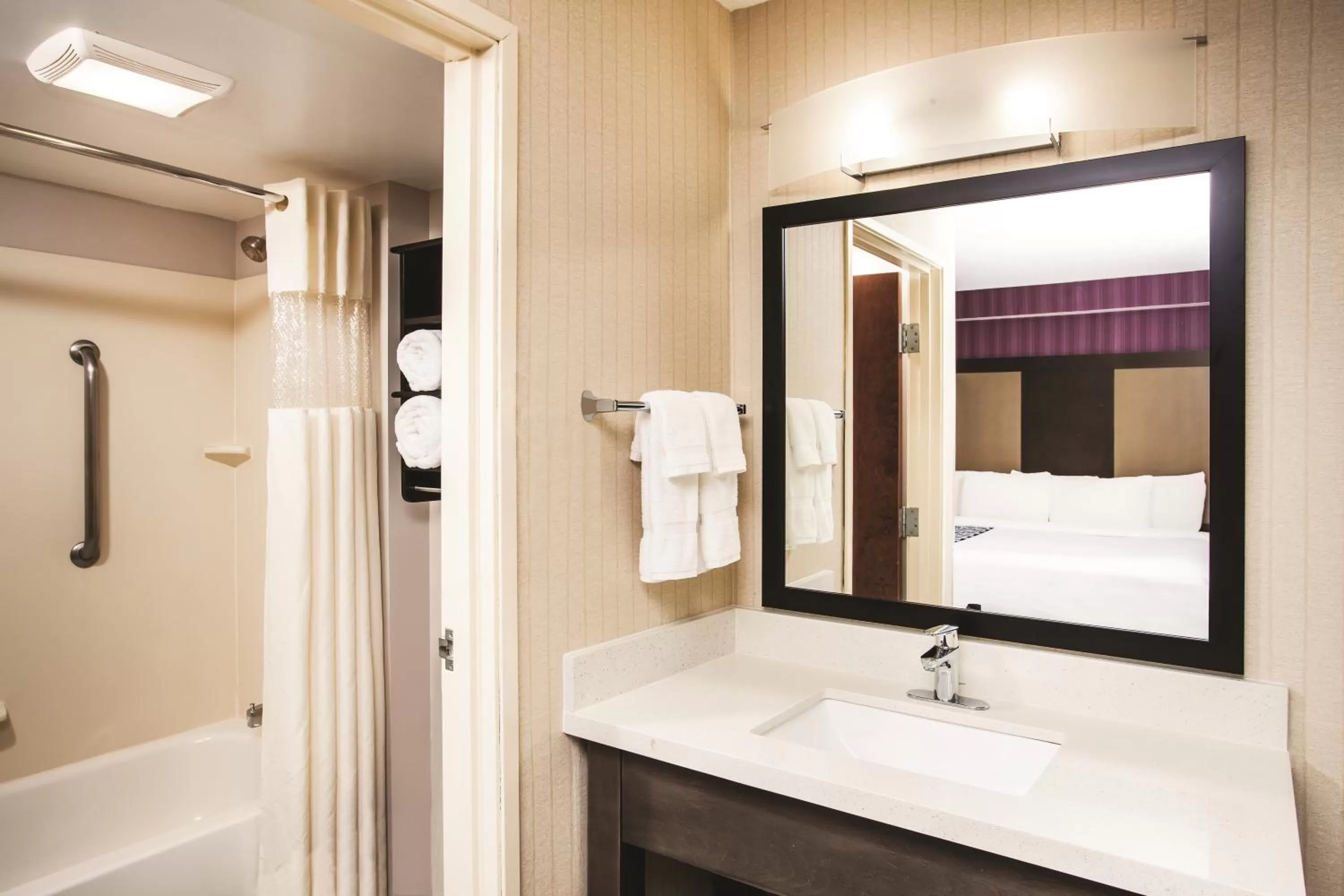 Bathroom in La Quinta by Wyndham Newark - Elkton