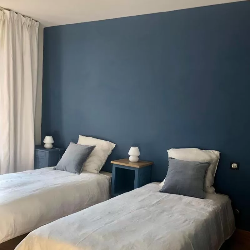 Bed in Fleurs de lin