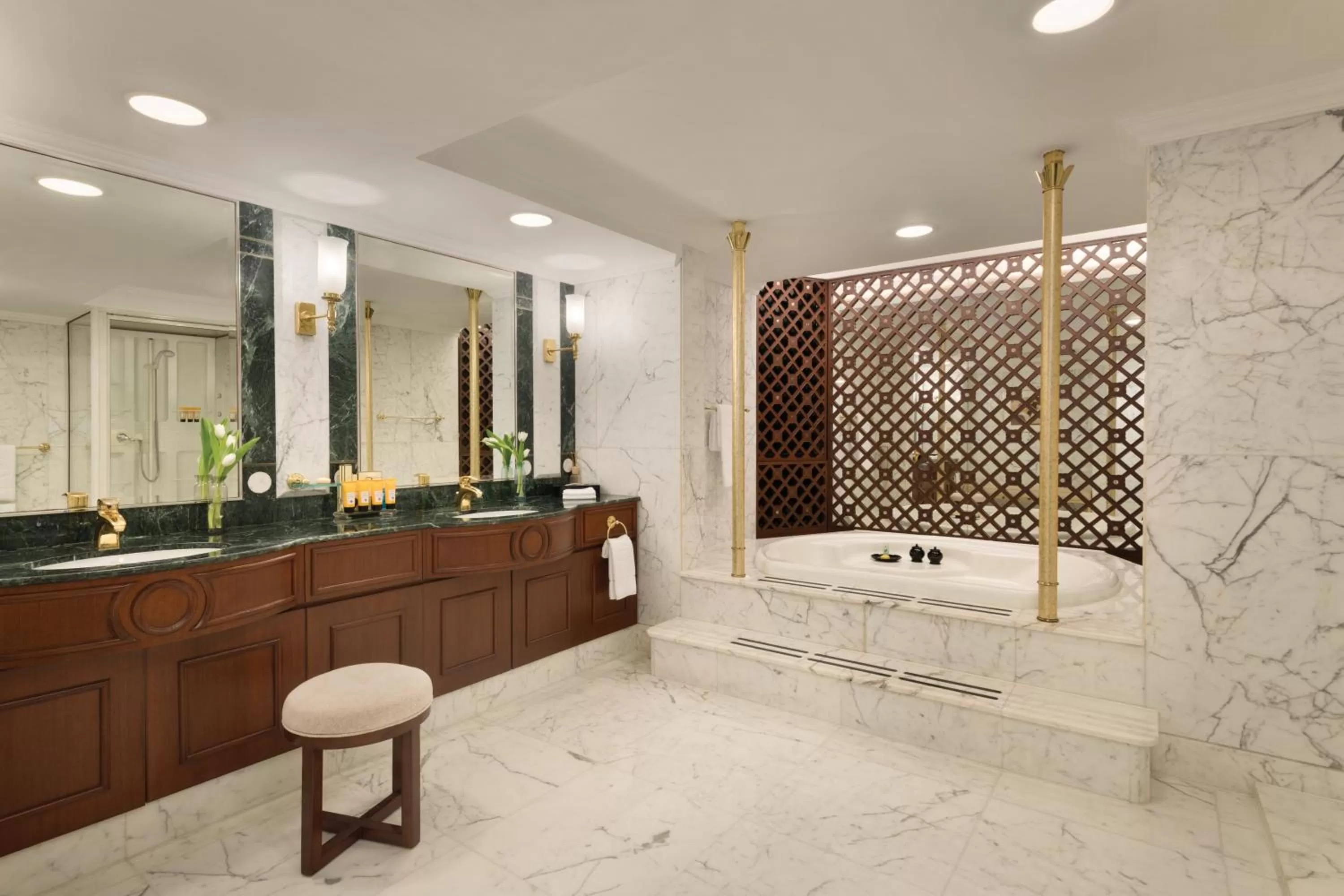 Bathroom in Shangri-La Shenzhen - Nearby Luohu Border, Outdoor Swimming Pool