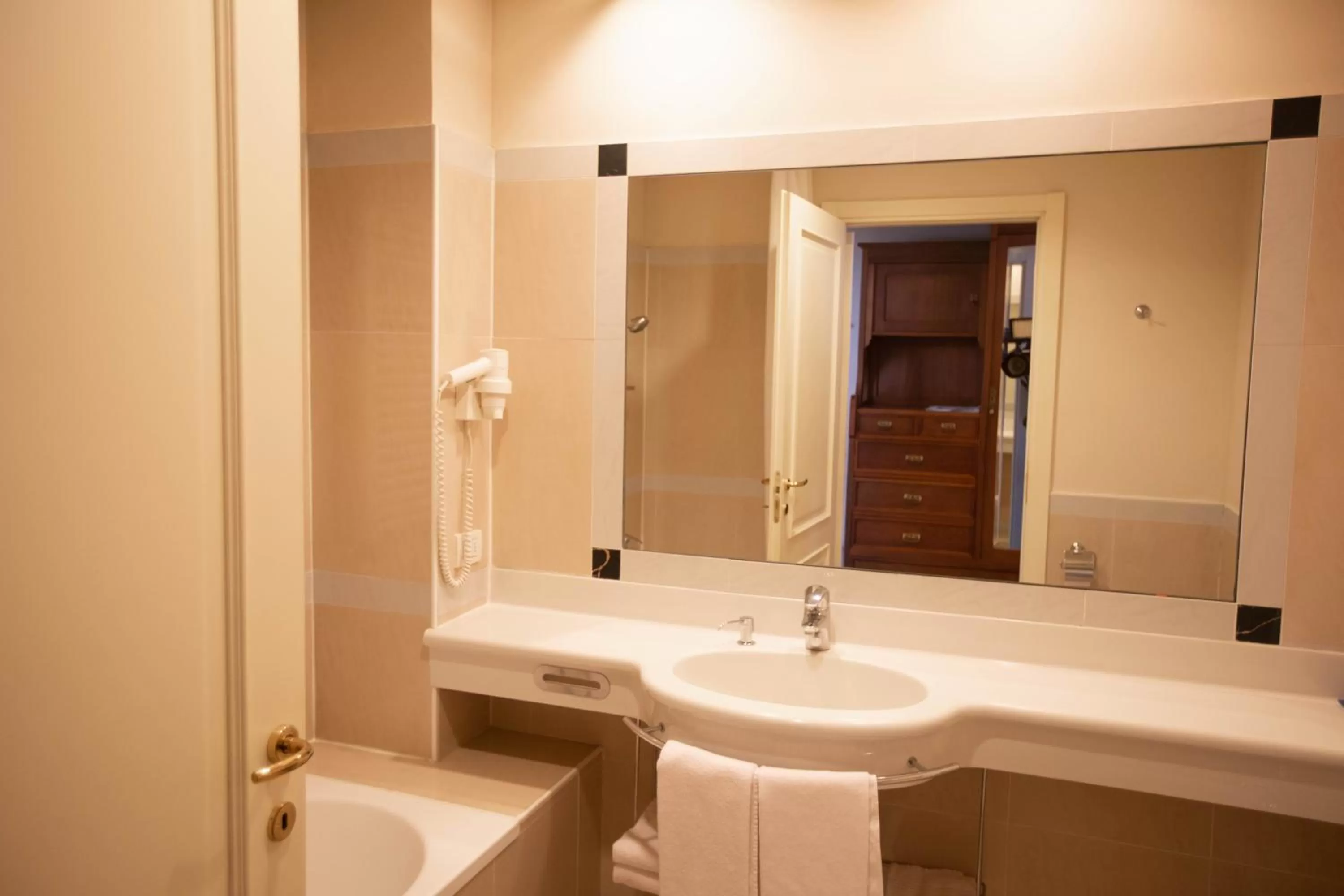 Bathroom in Hotel Candiani