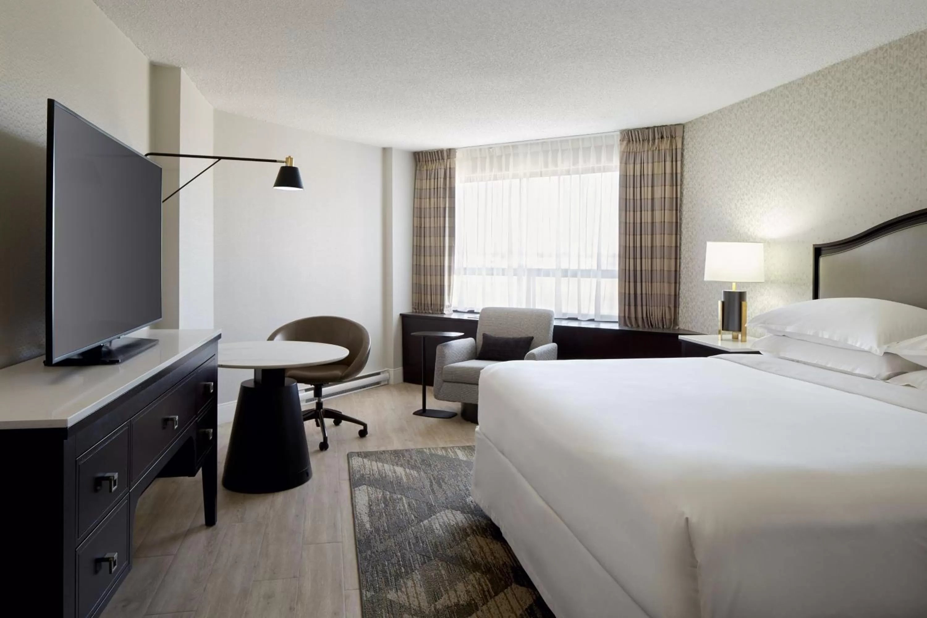 Junior Suite, 1 Bedroom Junior Suite, 1 King, Sofa bed in Sheraton Montreal Airport Hotel