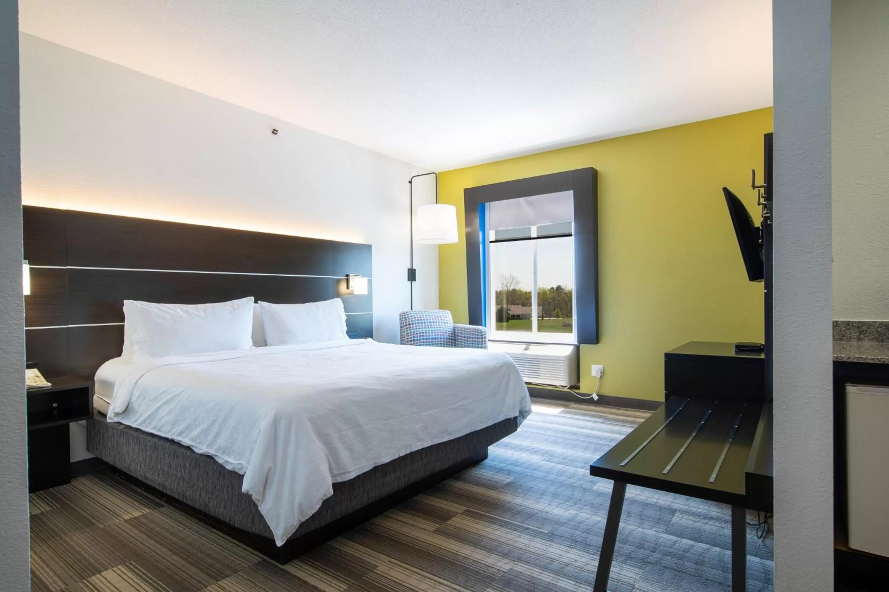 Photo of the whole room, Bed in Holiday Inn Express Hotel & Suites Bedford by IHG