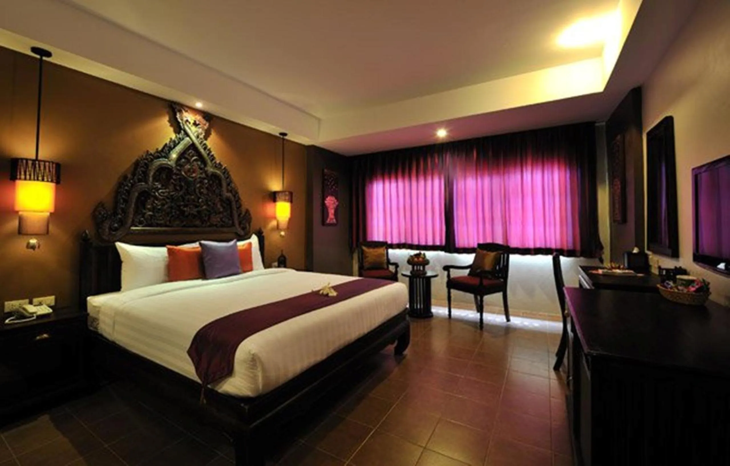 Photo of the whole room, Bed in Siralanna Hotel