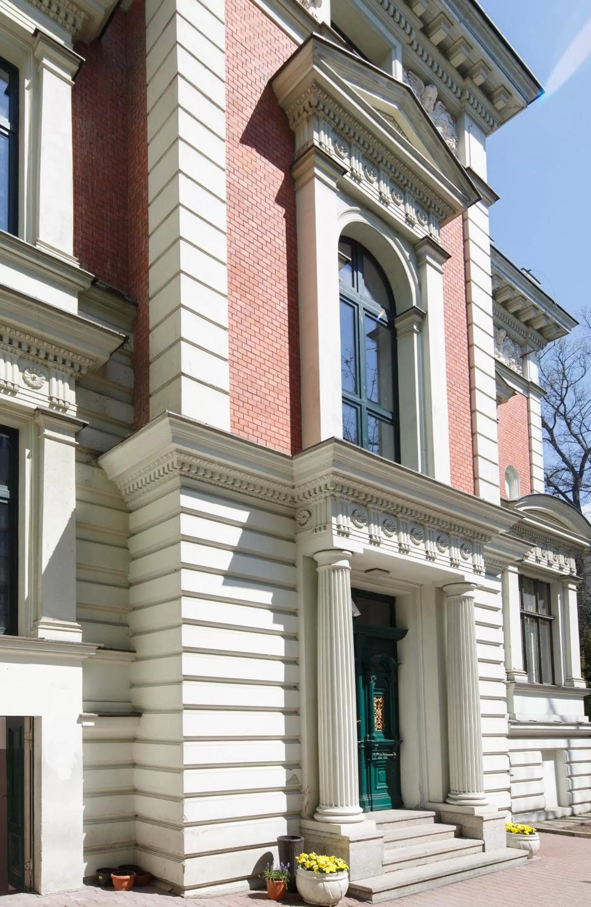 Facade/entrance in Matejki 8