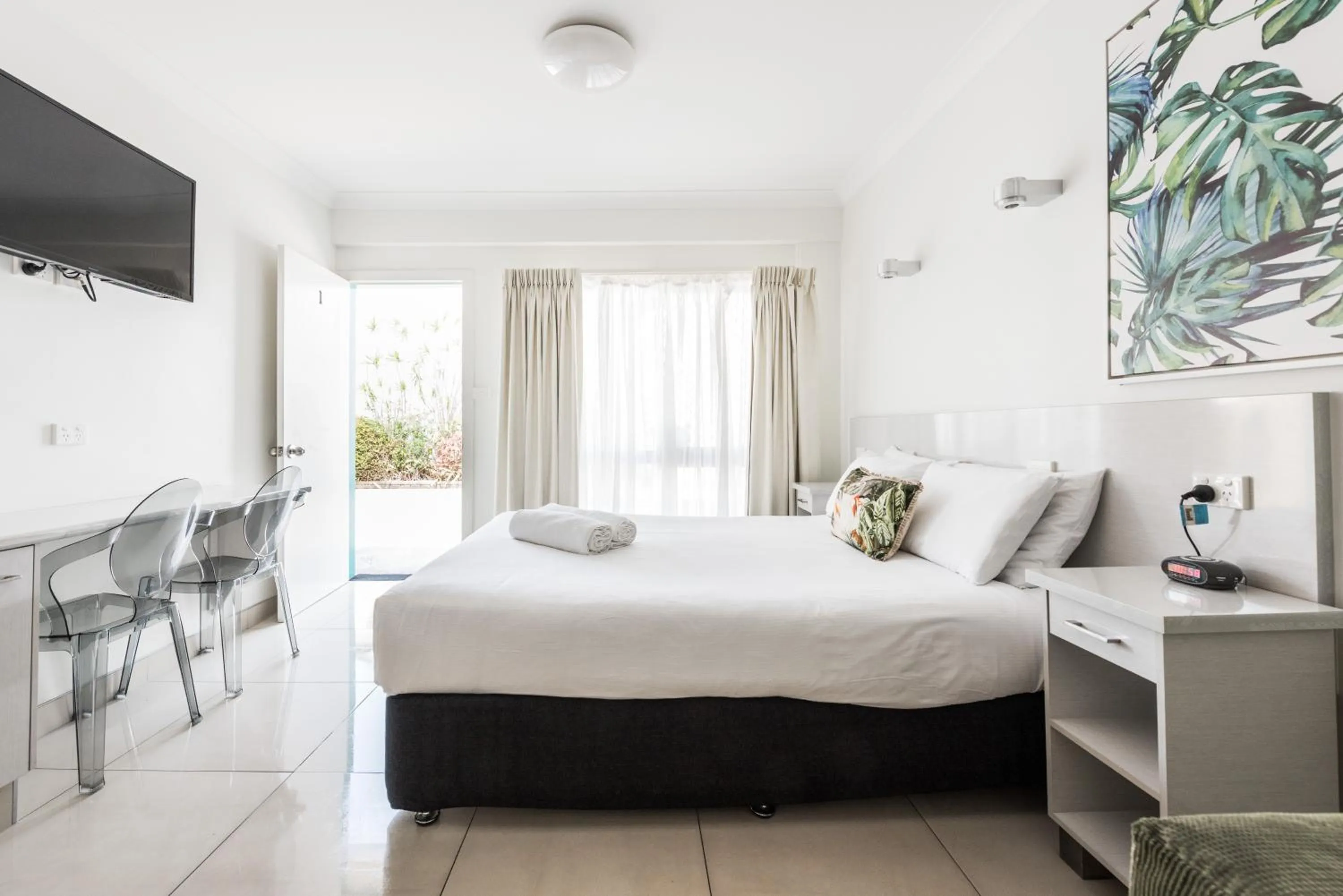 Photo of the whole room, Bed in Hibiscus Motel