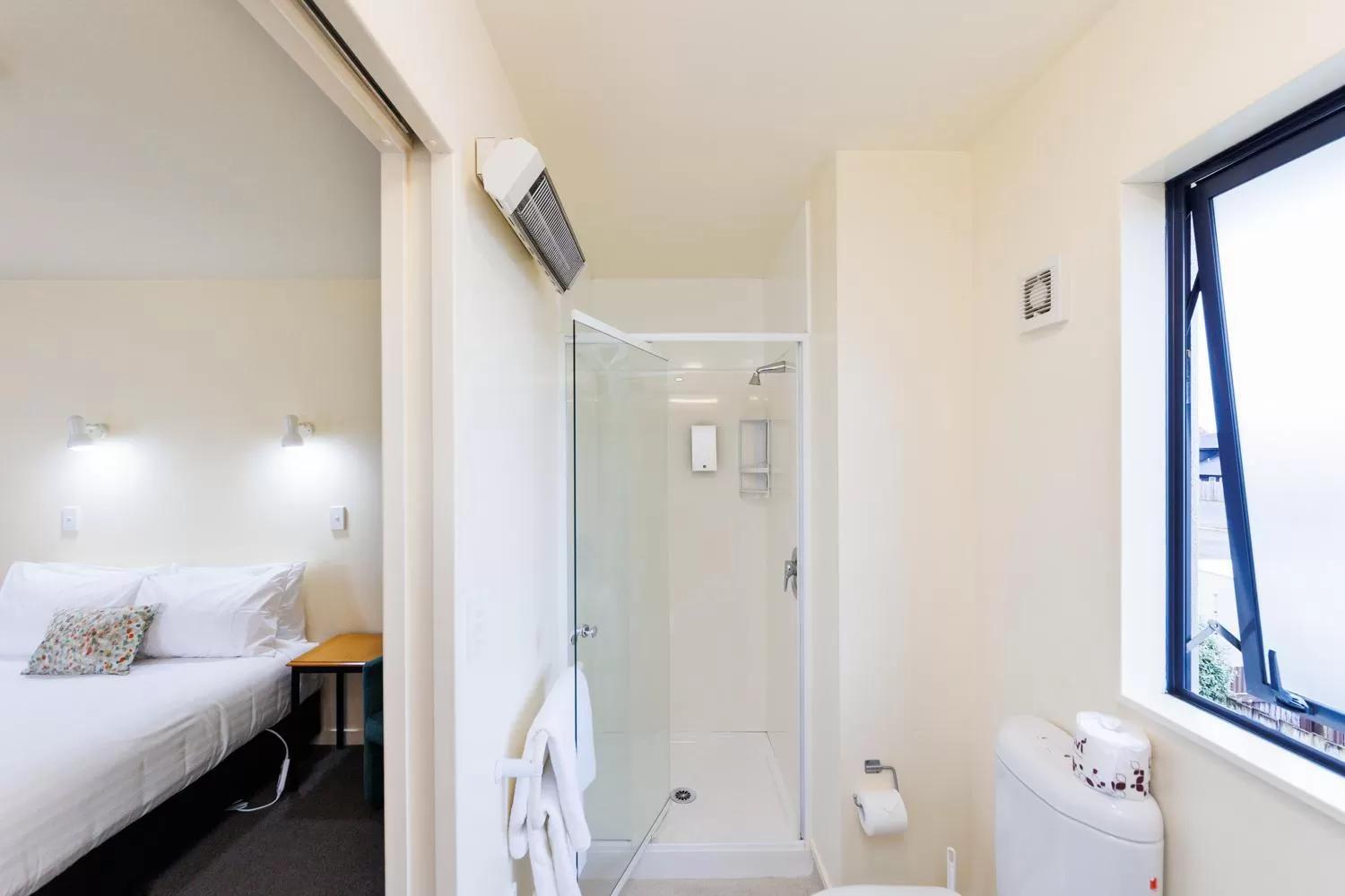 Bathroom, Bed in Bella Vista Motel Palmerston North