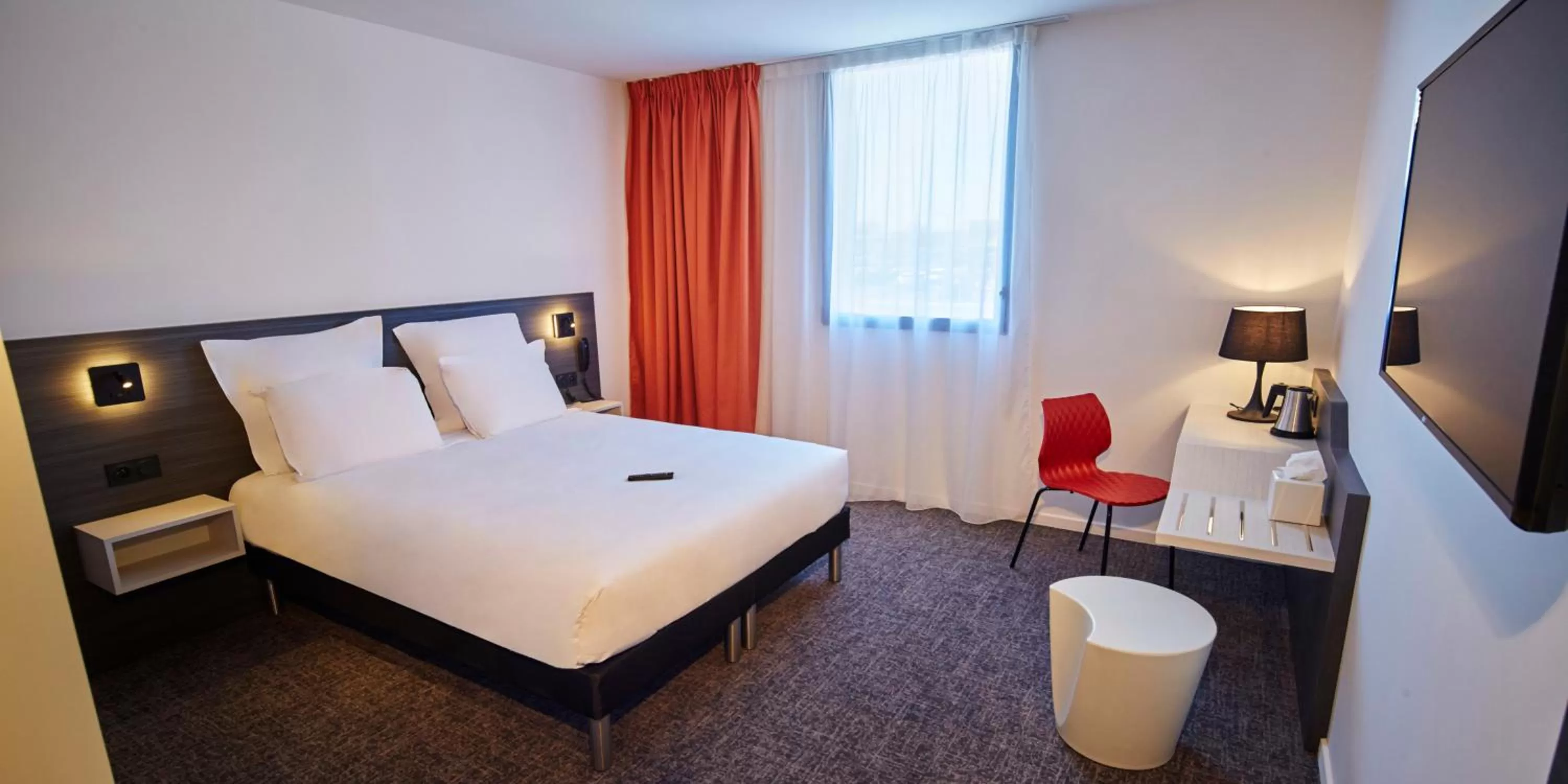 Bedroom, Bed in Kyriad Combs-La-Ville - Senart