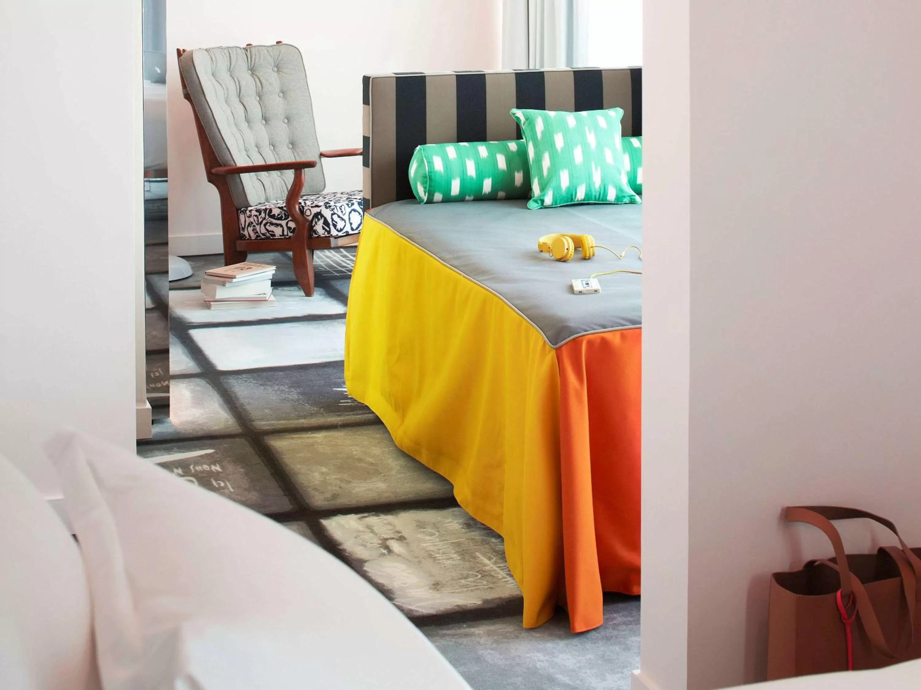 Photo of the whole room, Bed in Mama Shelter Lyon