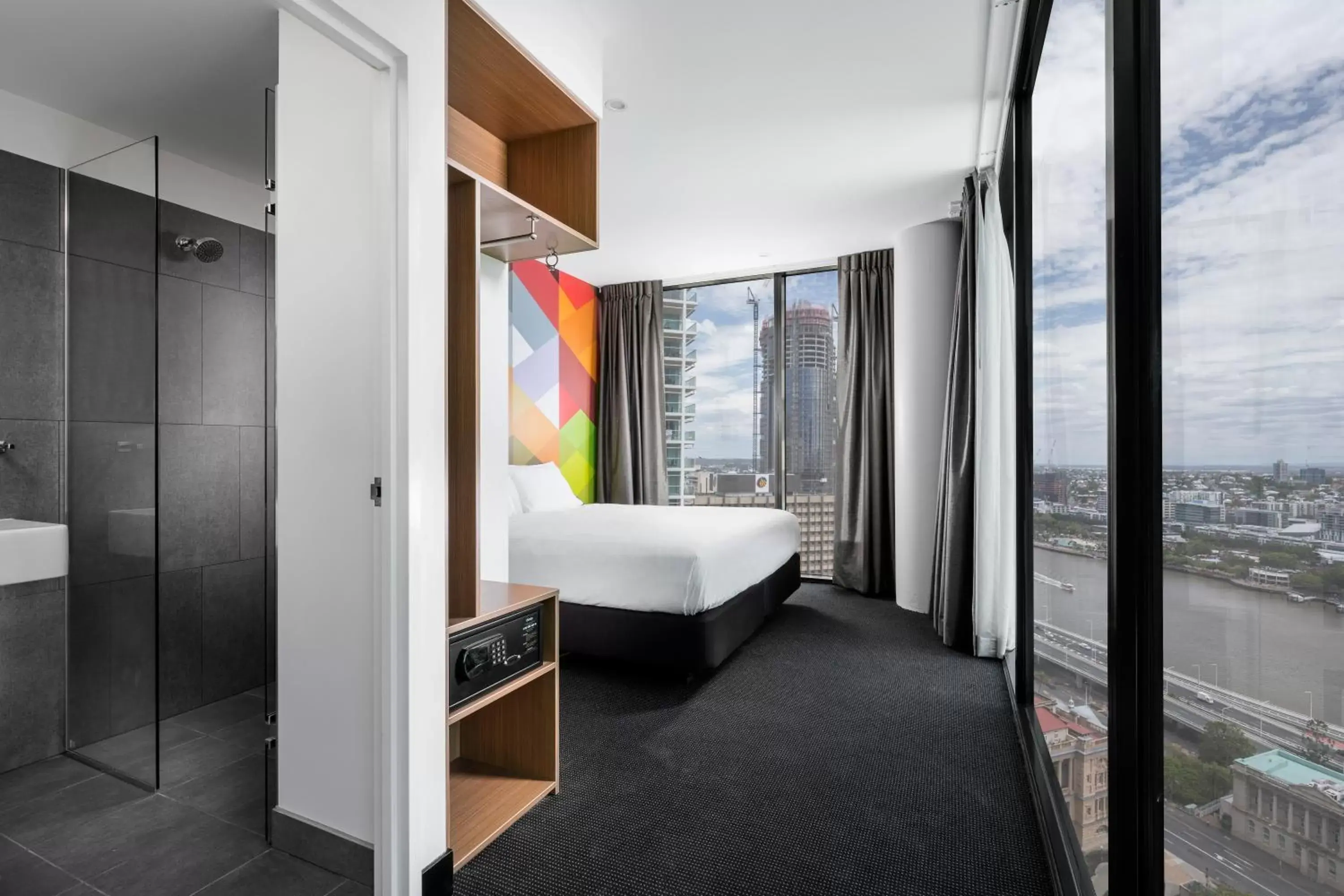 Deluxe Corner King Room with River View in ibis Styles Brisbane Elizabeth Street Deluxe Corner King Room with River View in ibis Styles Brisbane Elizabeth Street