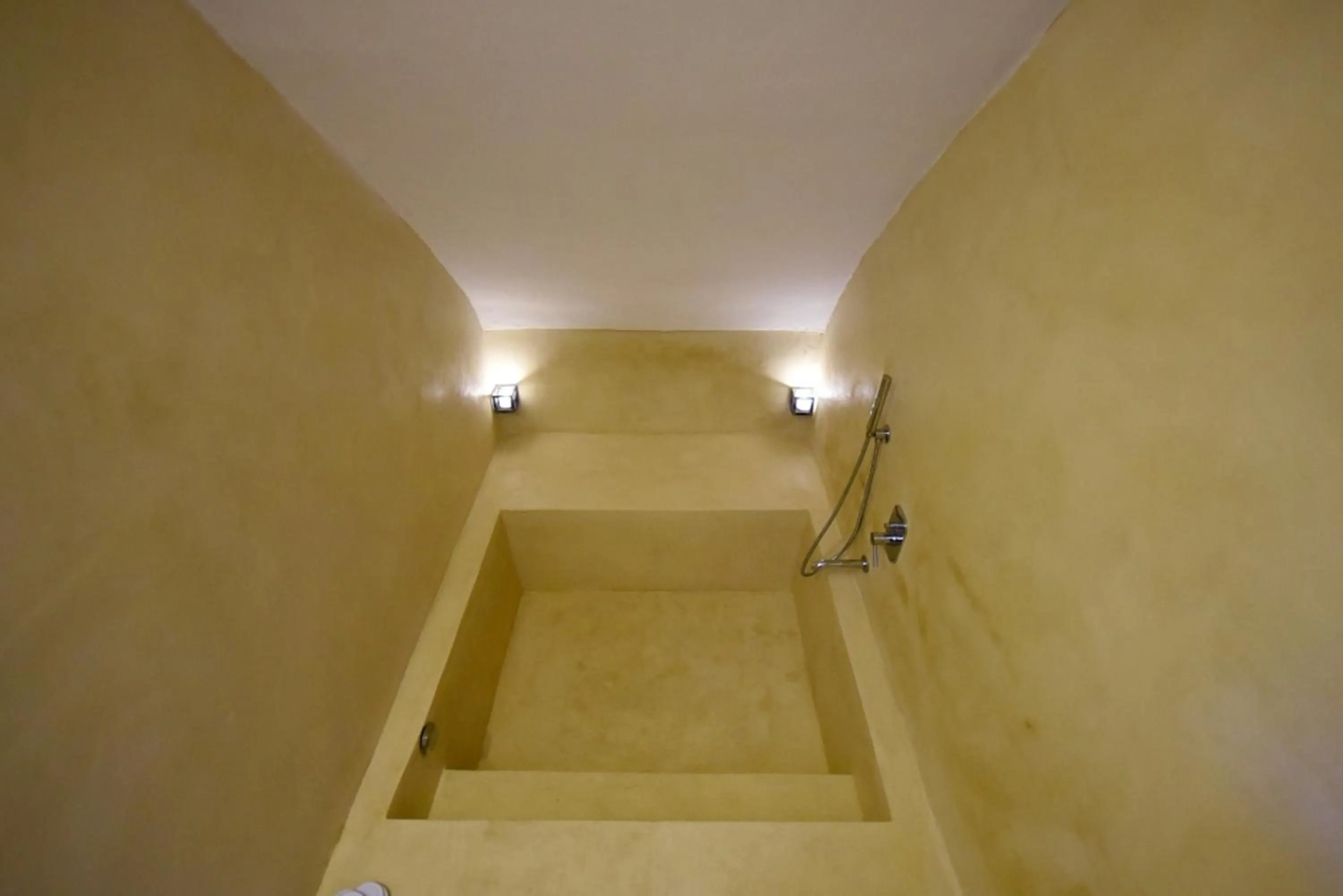 Bathroom in Palazzo Castriota