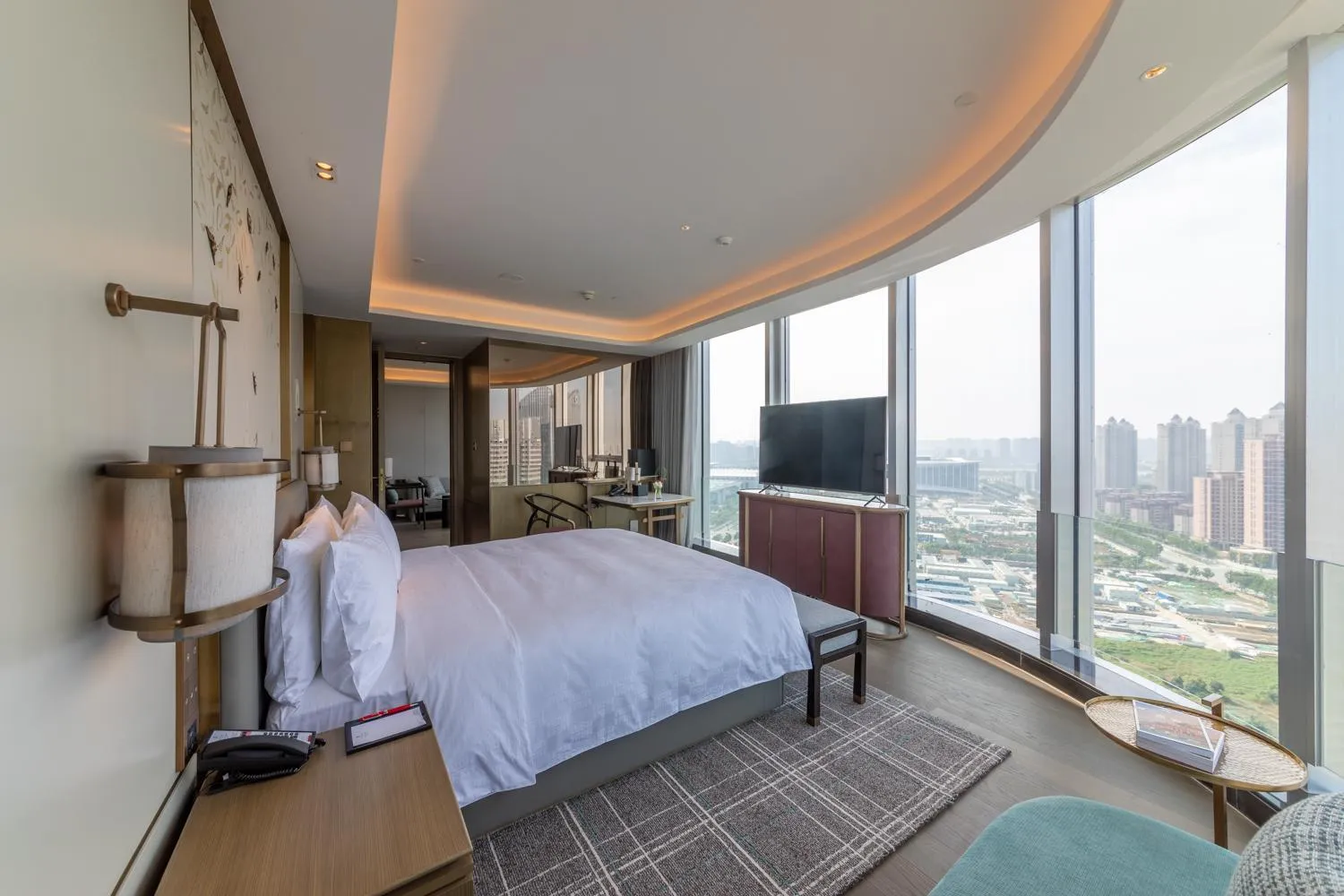 Bedroom, Bed in HUALUXE Xi'an Chanba by IHG-西安浐灞华邑酒店-Near Xi'an International Convention Exhibition Center and Shopping mall and The Romantic show of Xi'an-Free Luggage Storage-English Service