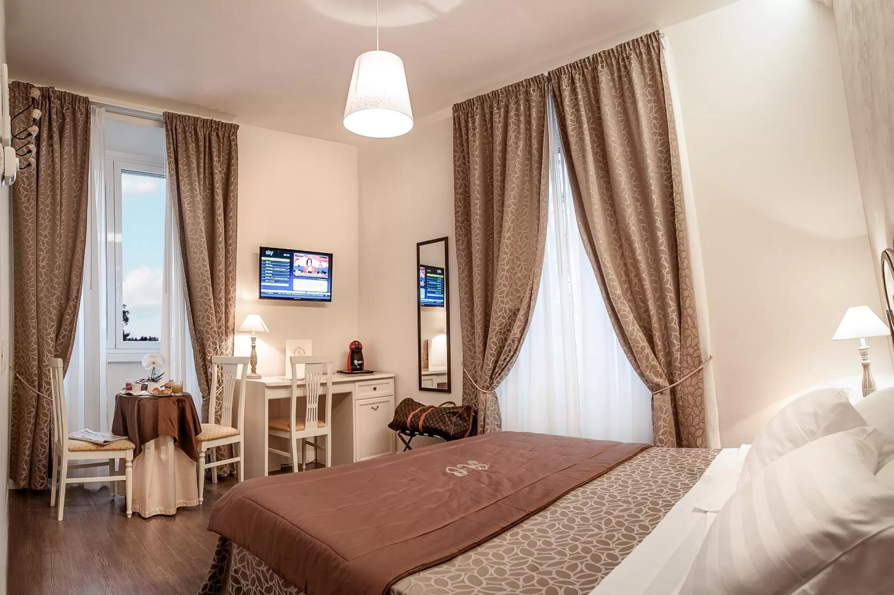 Photo of the whole room, Bed in Relais de l'Opera