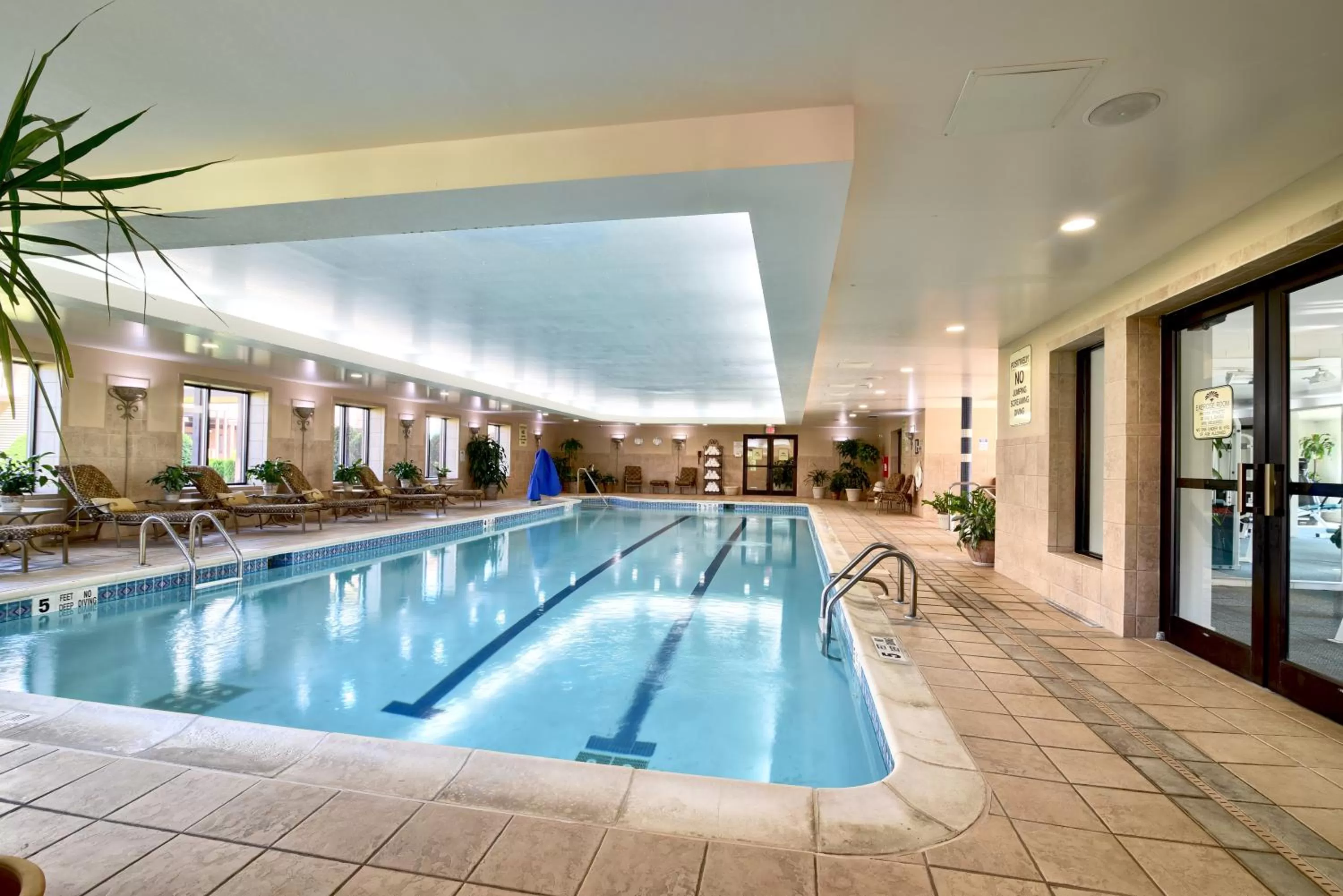 Swimming pool in Roosevelt Inn & Suites Saratoga Springs