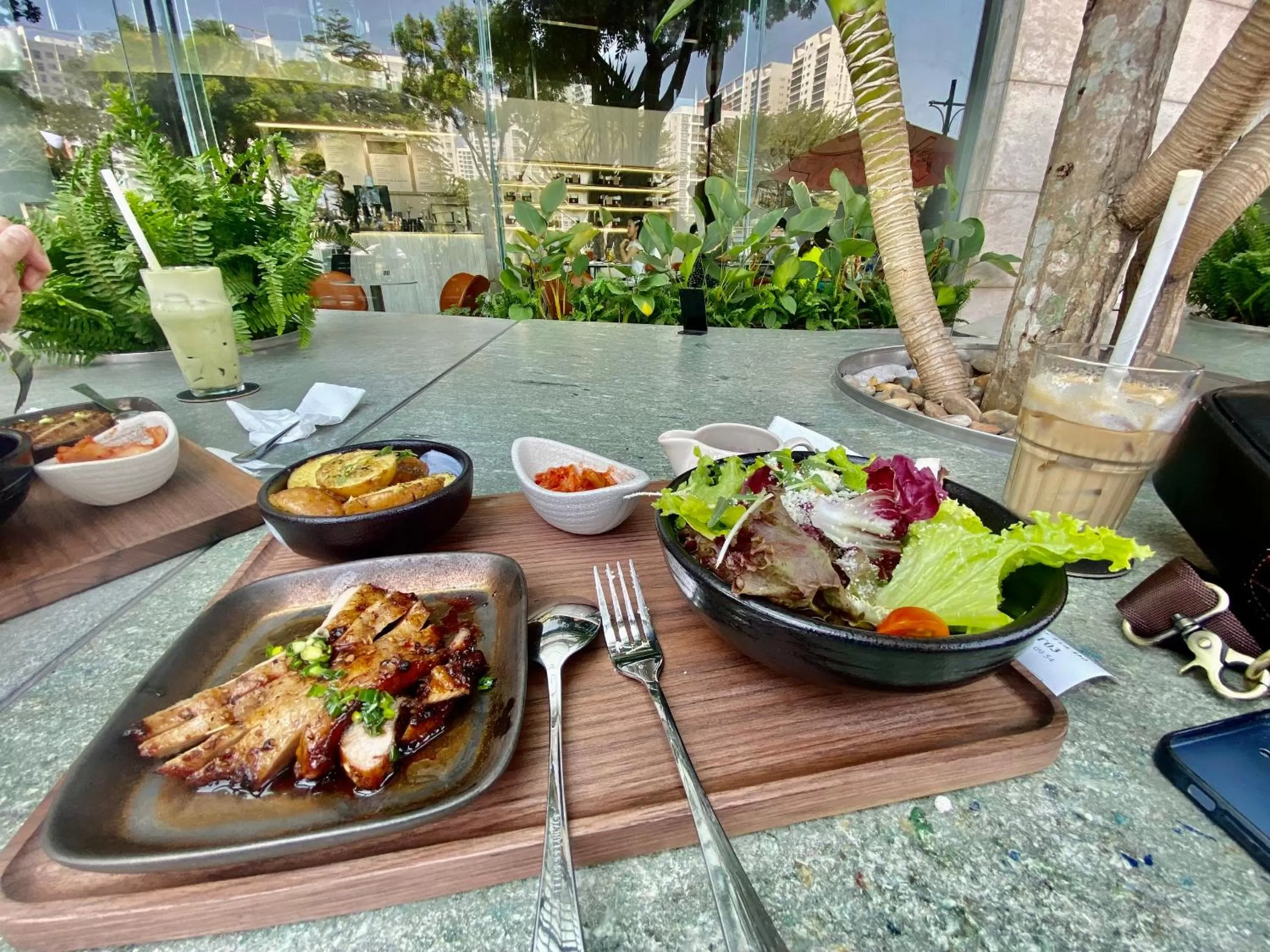 Restaurant/places to eat in Convinia Apartment