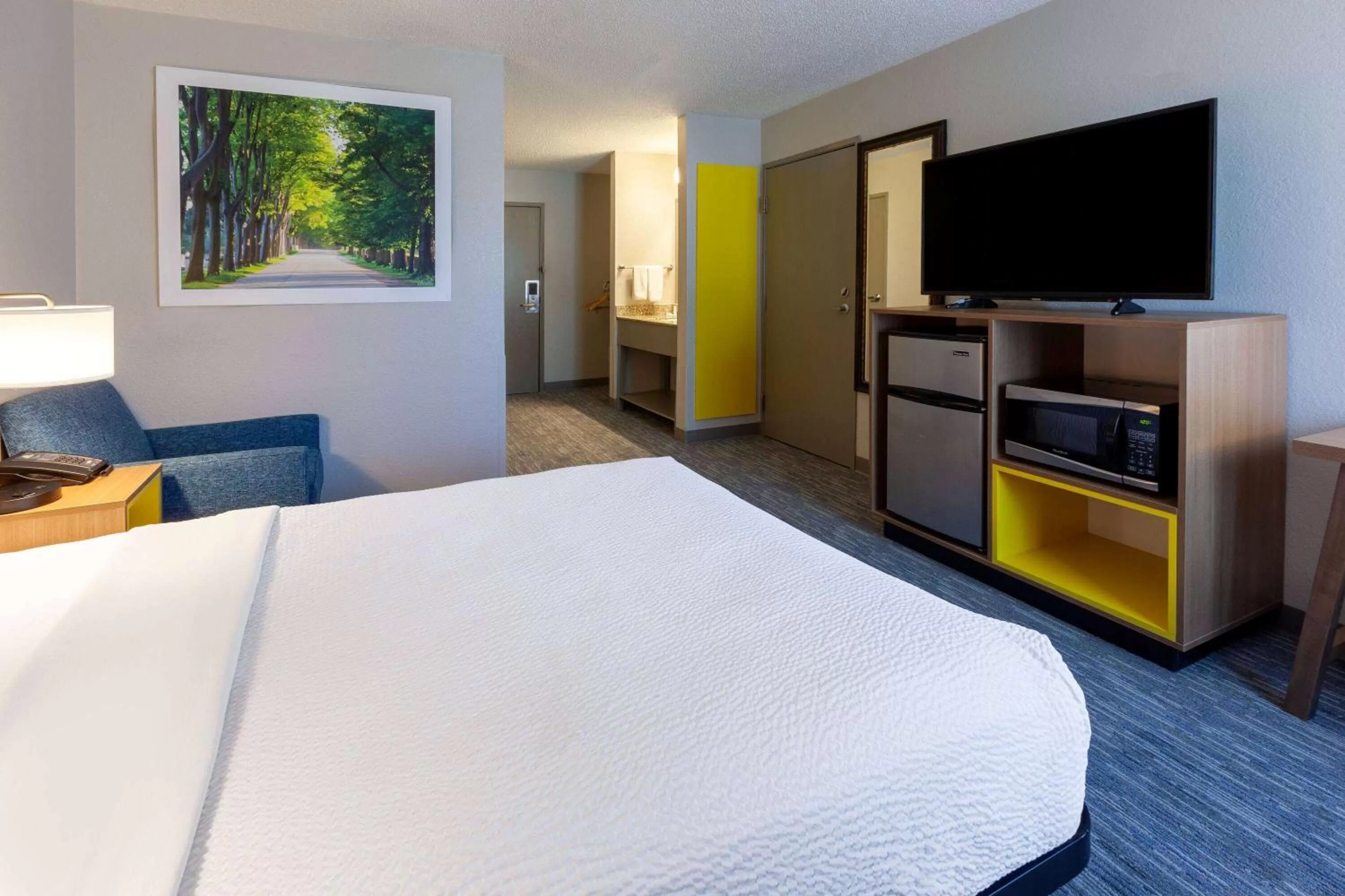 Photo of the whole room, Bed in Days Inn by Wyndham Racine/Sturtevant