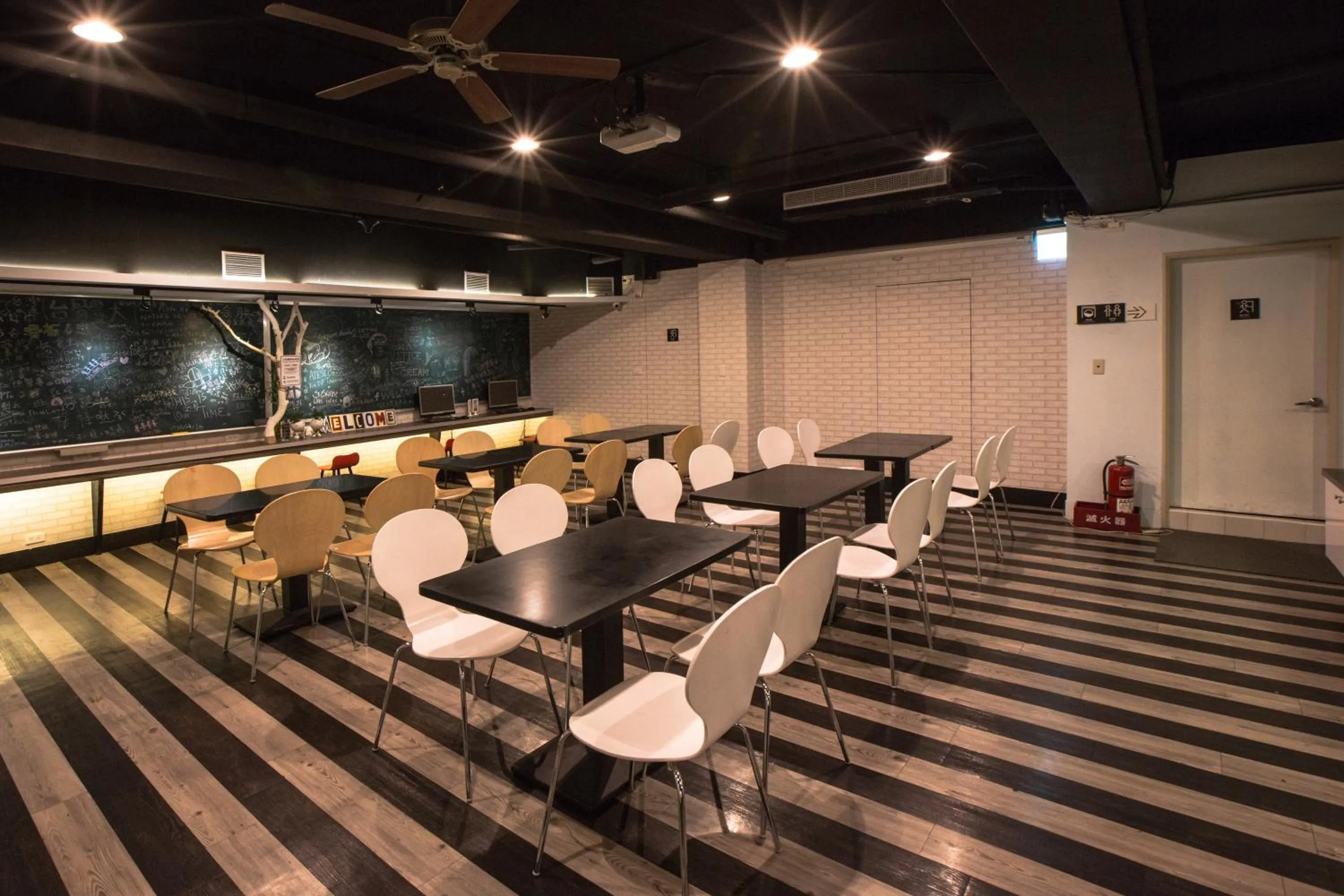 Lounge or bar in Fun Inn Taipei Hostel