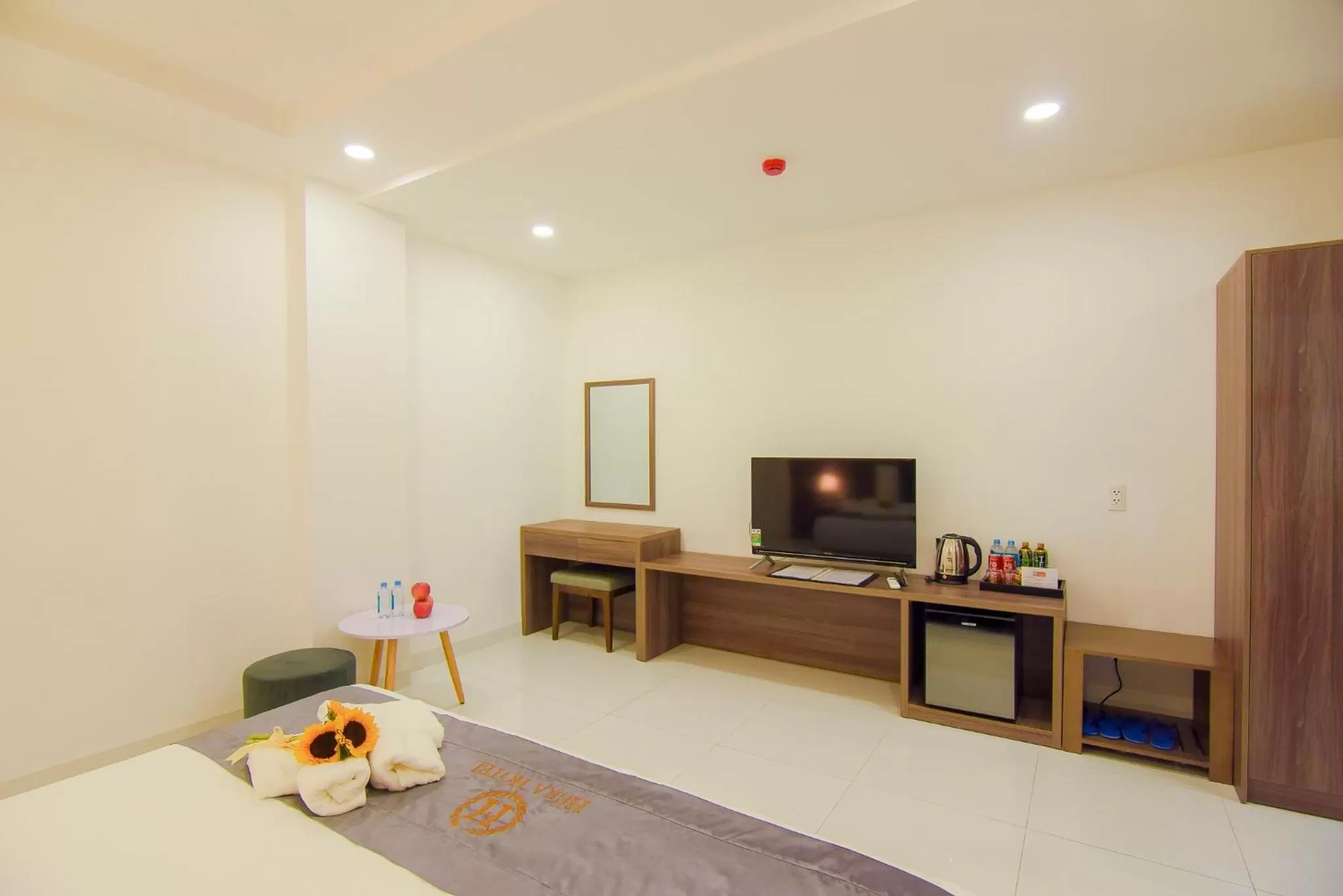 Communal lounge/ TV room in Hera Hotel Airport