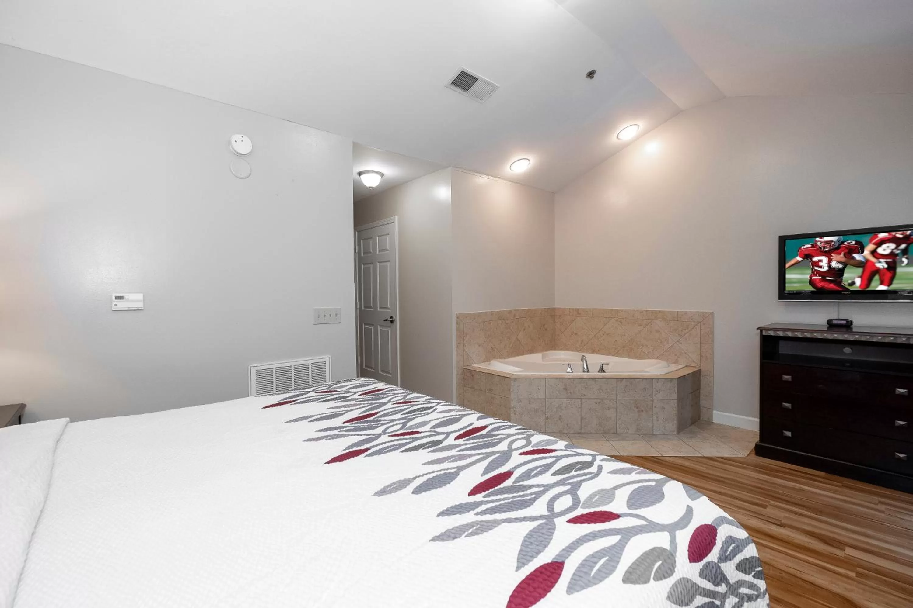 Bedroom, Bed in Red Roof Inn & Suites Wilson