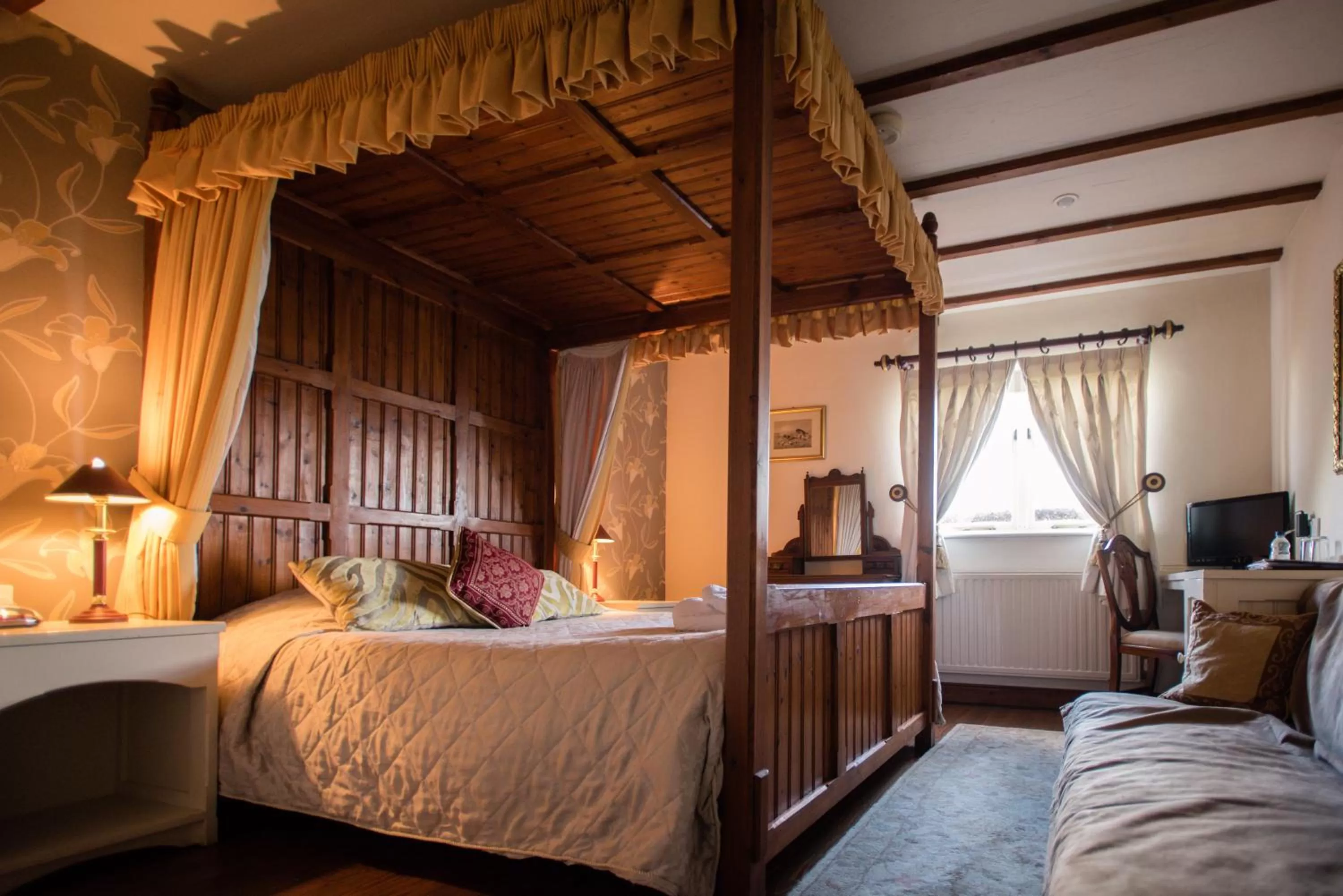 Bed in The Royal Arms Bed & Breakfast