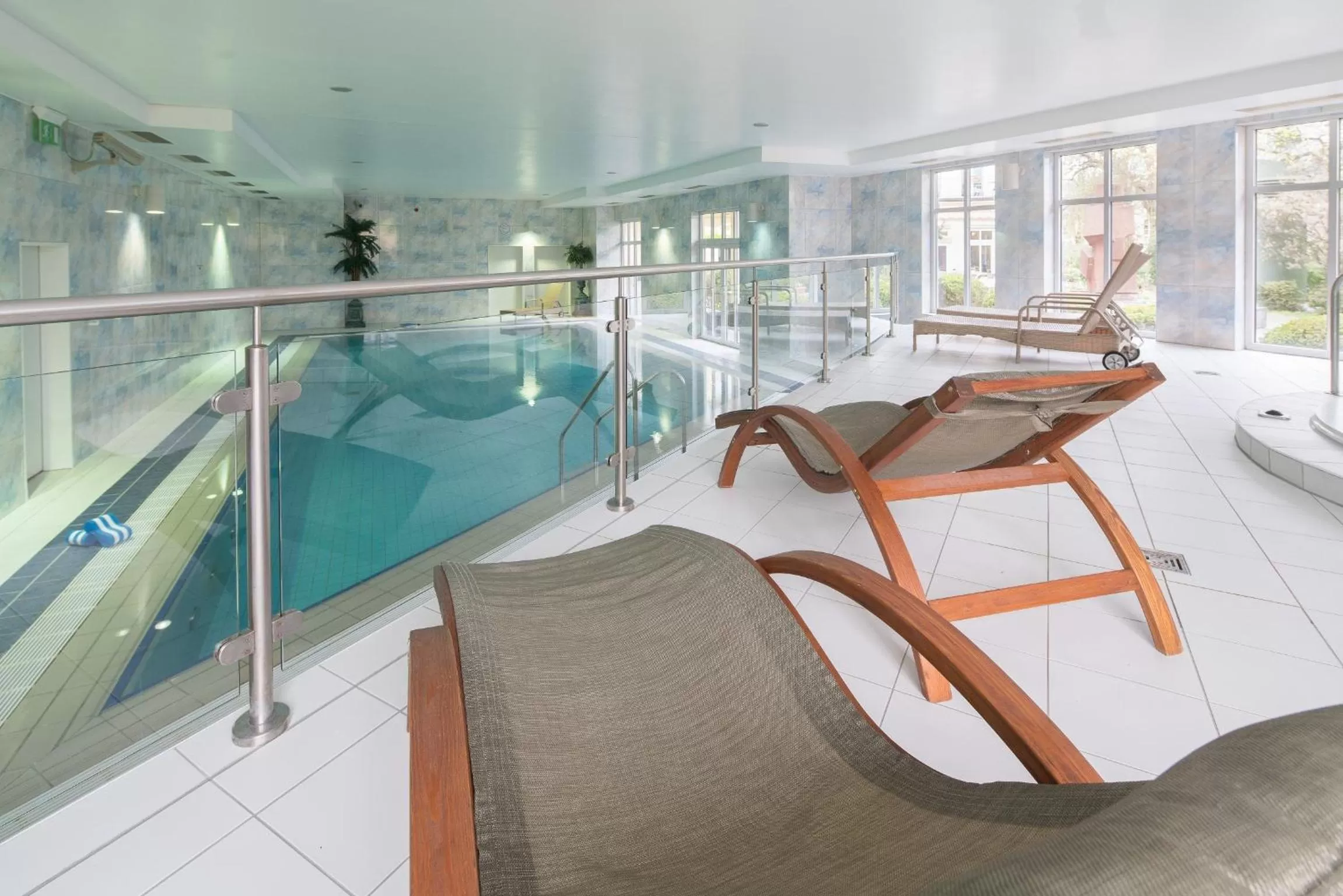 Swimming pool in Best Western Wein- und Parkhotel