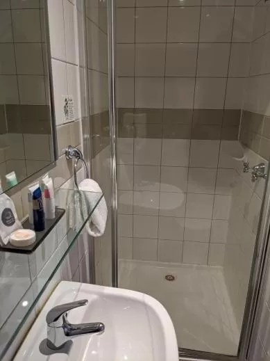 Bathroom in Tolarno Hotel