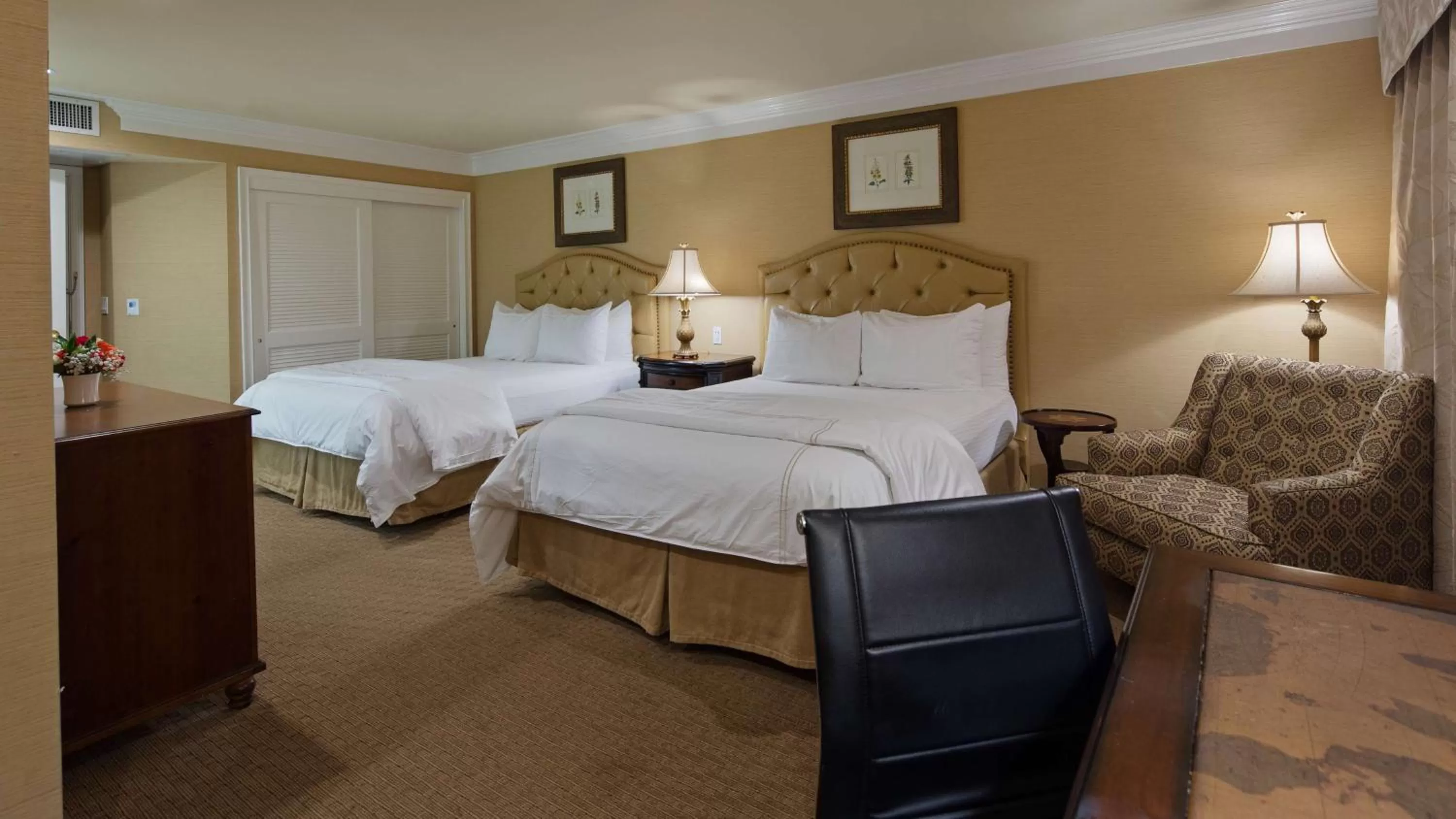 Photo of the whole room, Bed in Best Western Plus Sunset Plaza Hotel