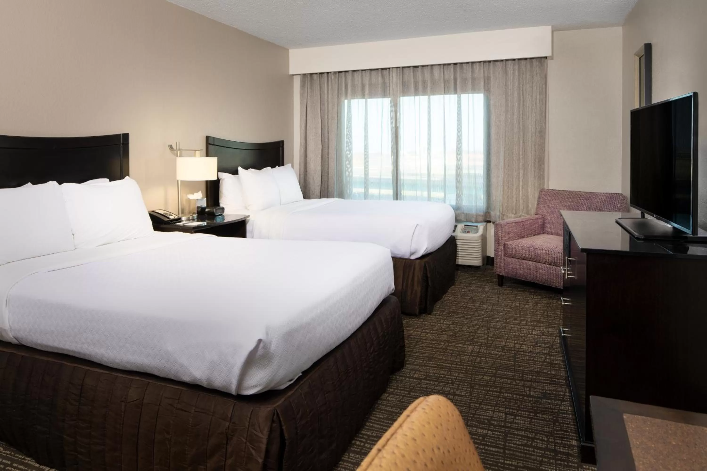 Photo of the whole room, Bed in Crowne Plaza Memphis Downtown by IHG