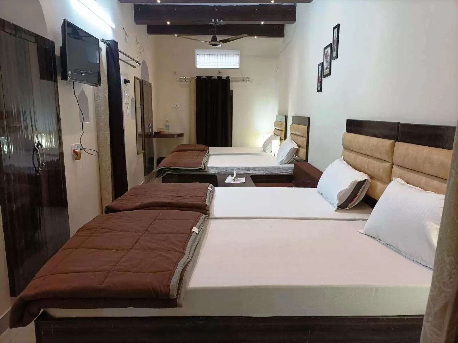Photo of the whole room, Bed in Foreigners Inn