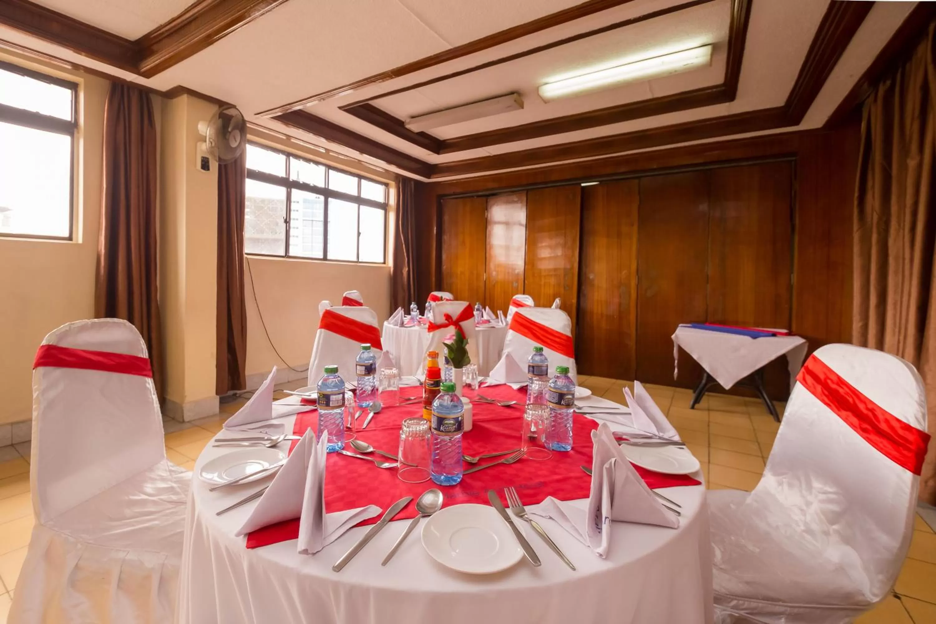 Restaurant/places to eat in Marble Arch Hotel