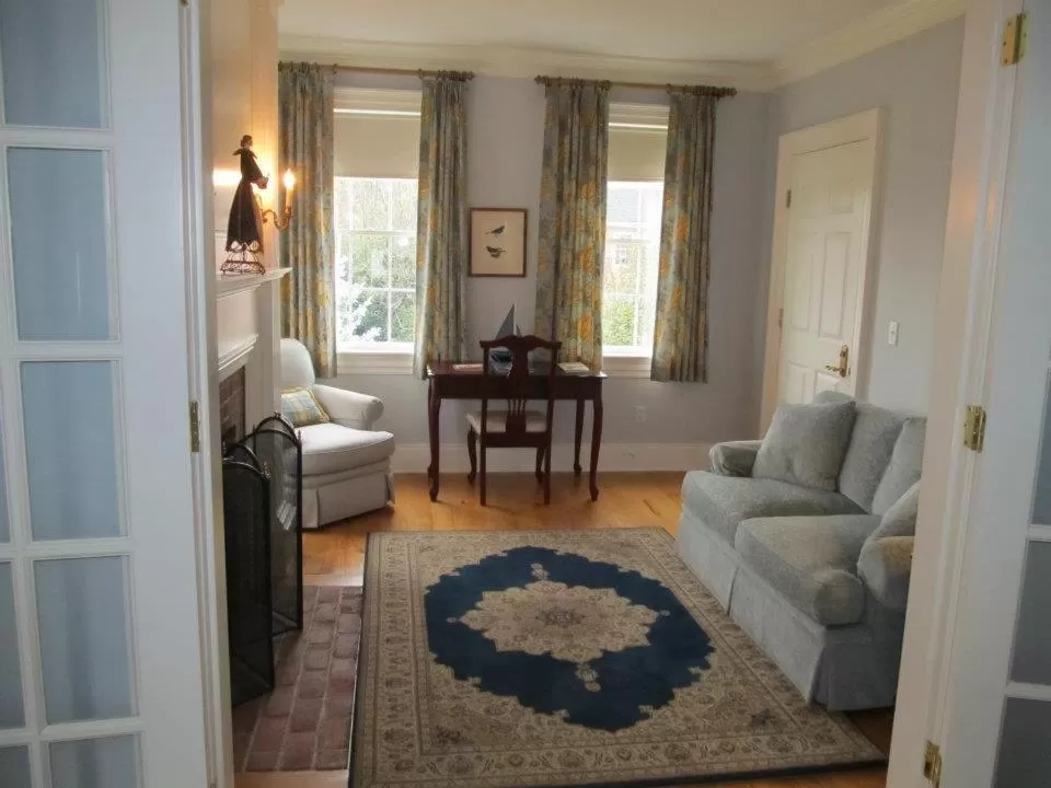 Bed, Seating Area in Compass Rose Inn