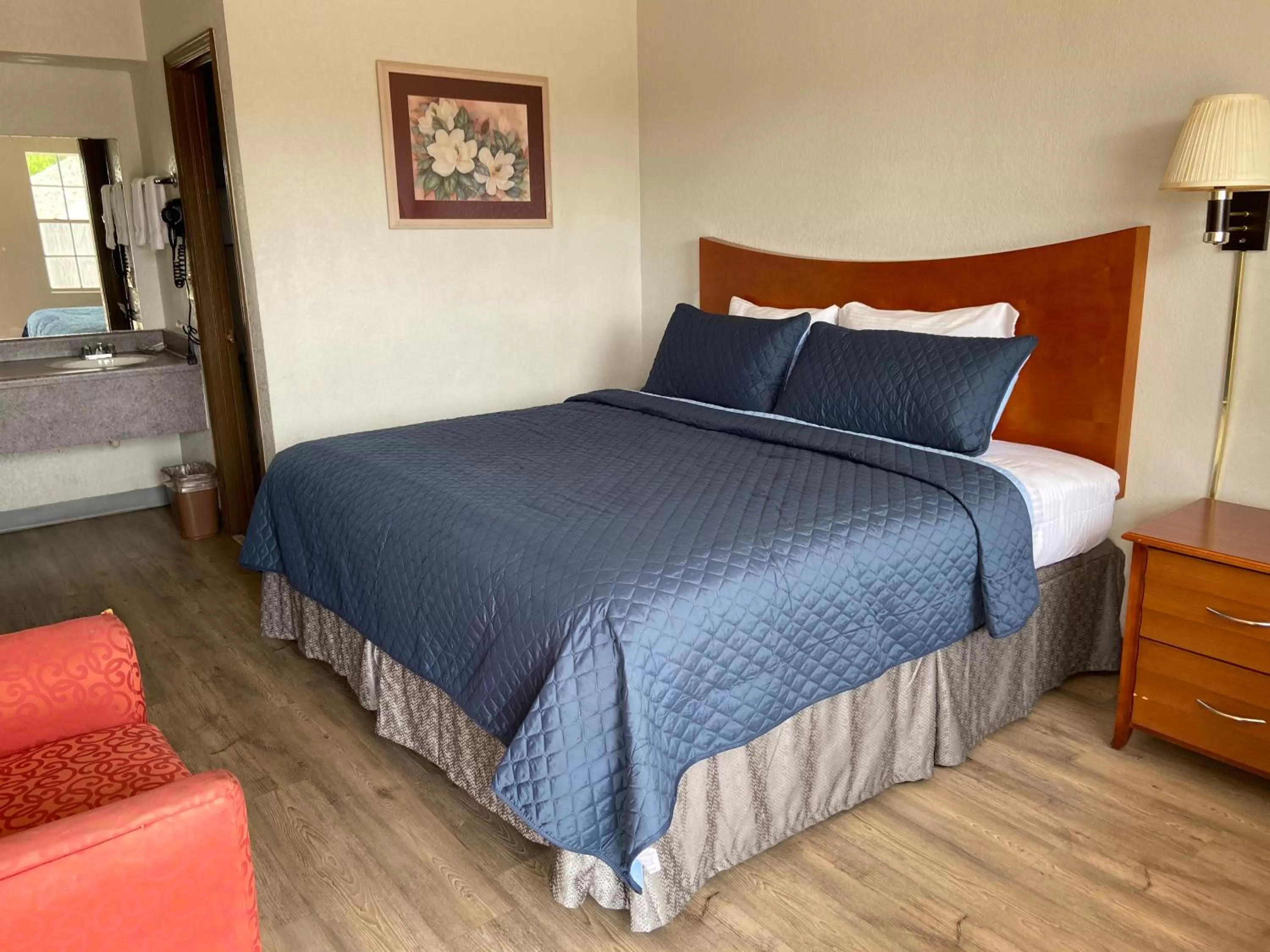 King Room- Non Smoking in Colonial Inn