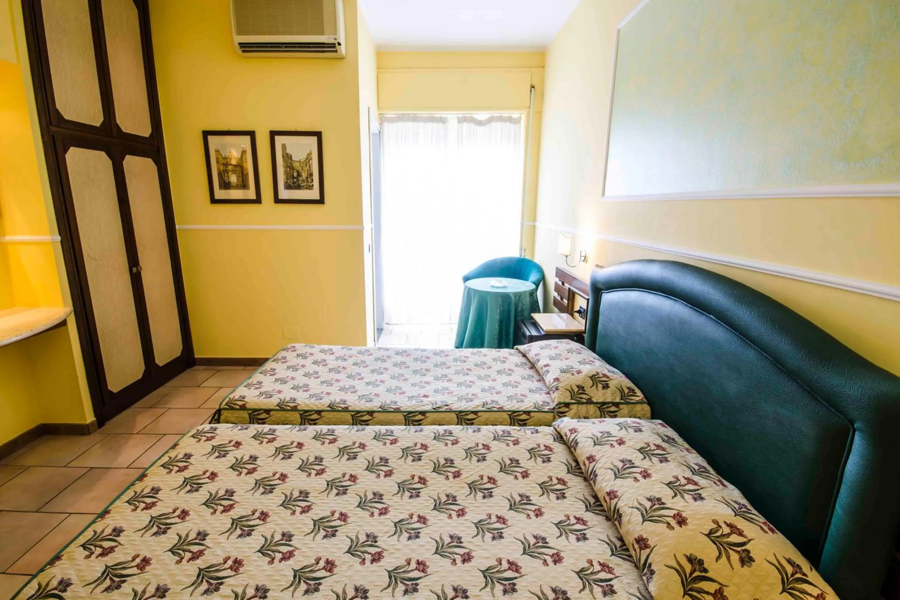 Photo of the whole room, Bed in Hotel Tarconte