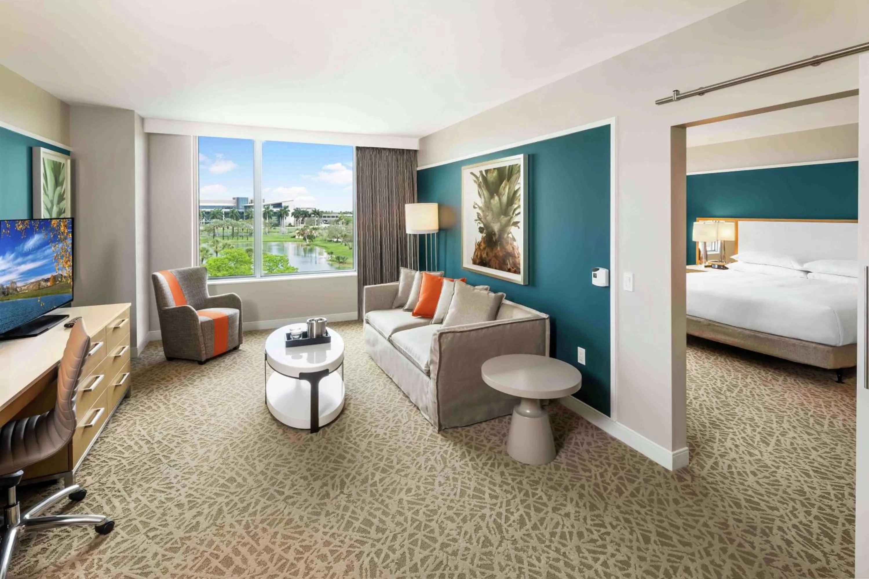 Living room, Bed in Hilton Miami Dadeland