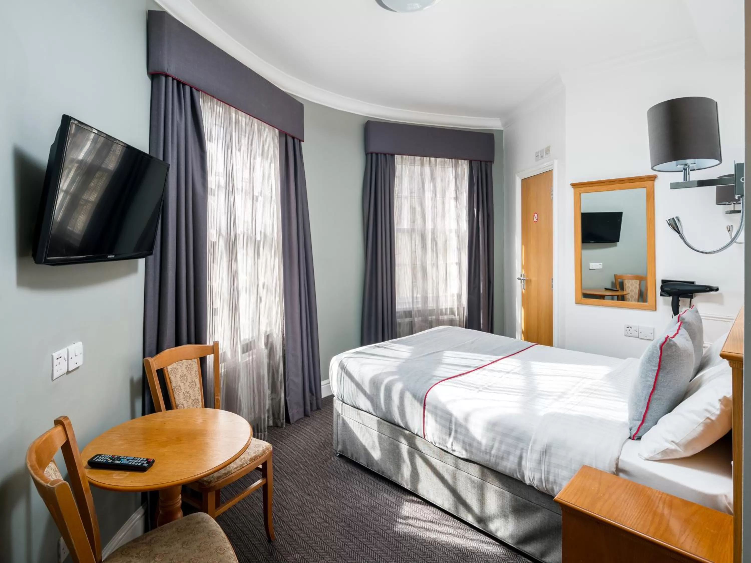 Photo of the whole room, Bed in OYO Townhouse New England, London Victoria