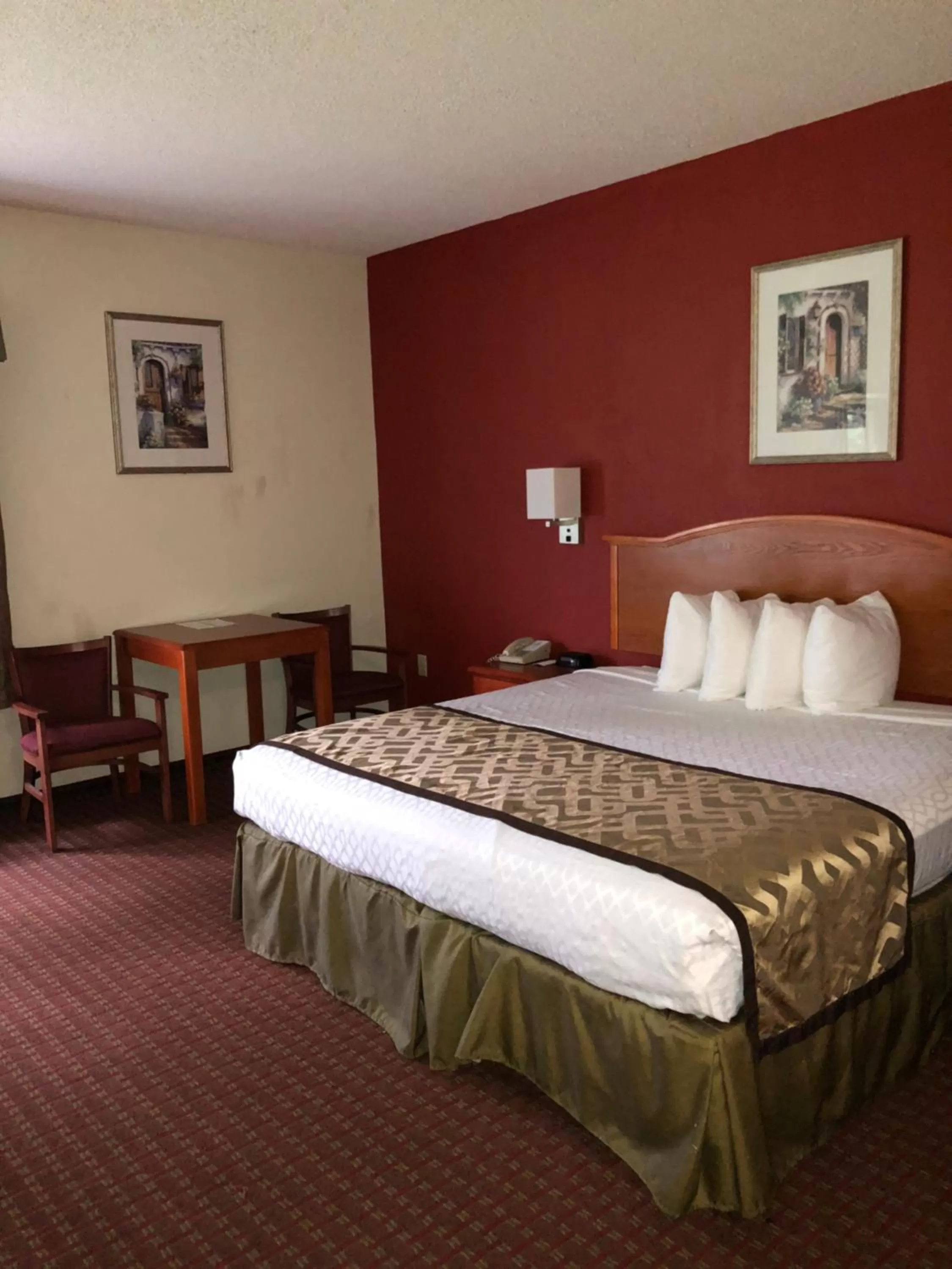 Bedroom, Bed in Millennium Inn