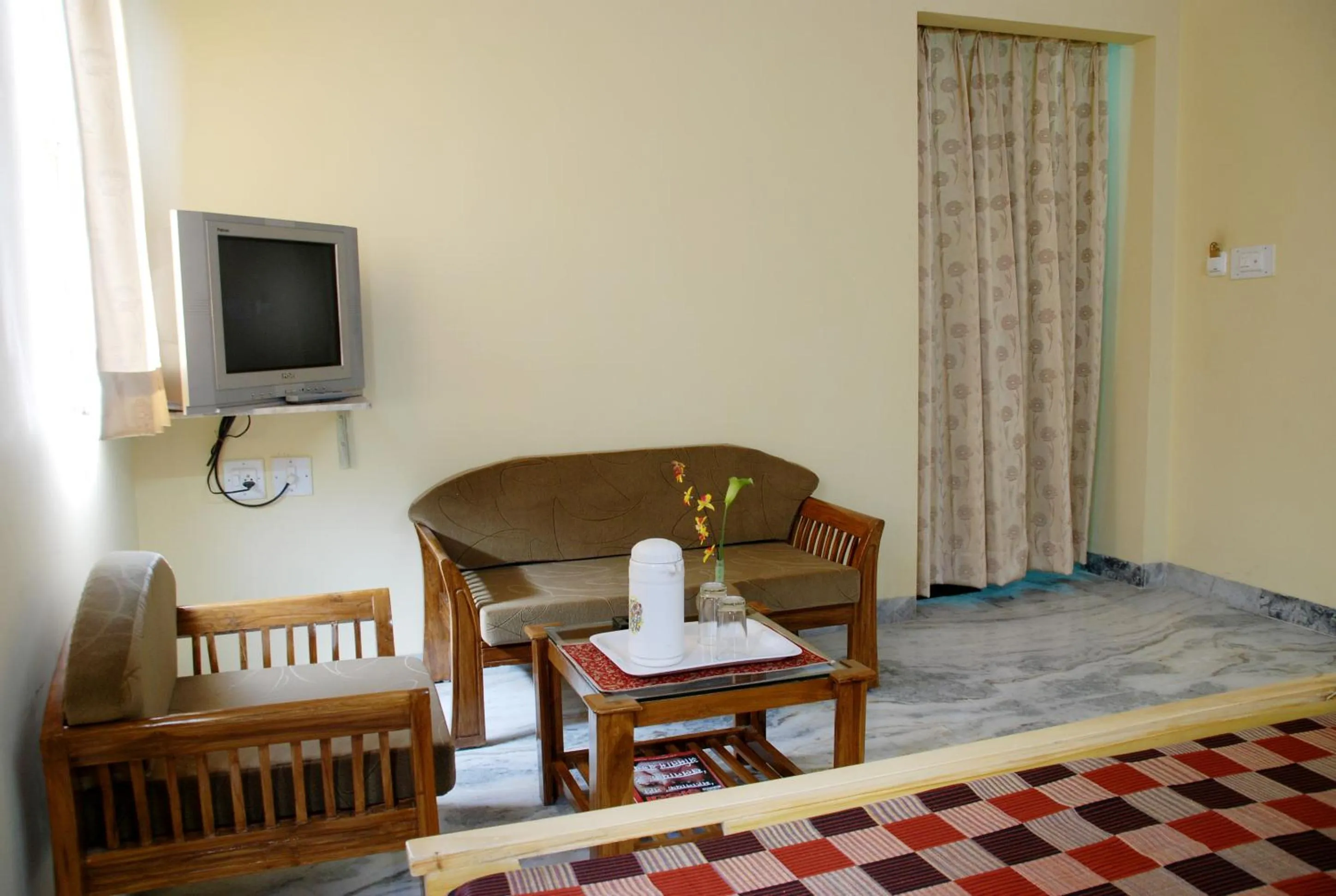 Living room in Hotel Sugandh Retreat- Near Sindhi Camp Bus station