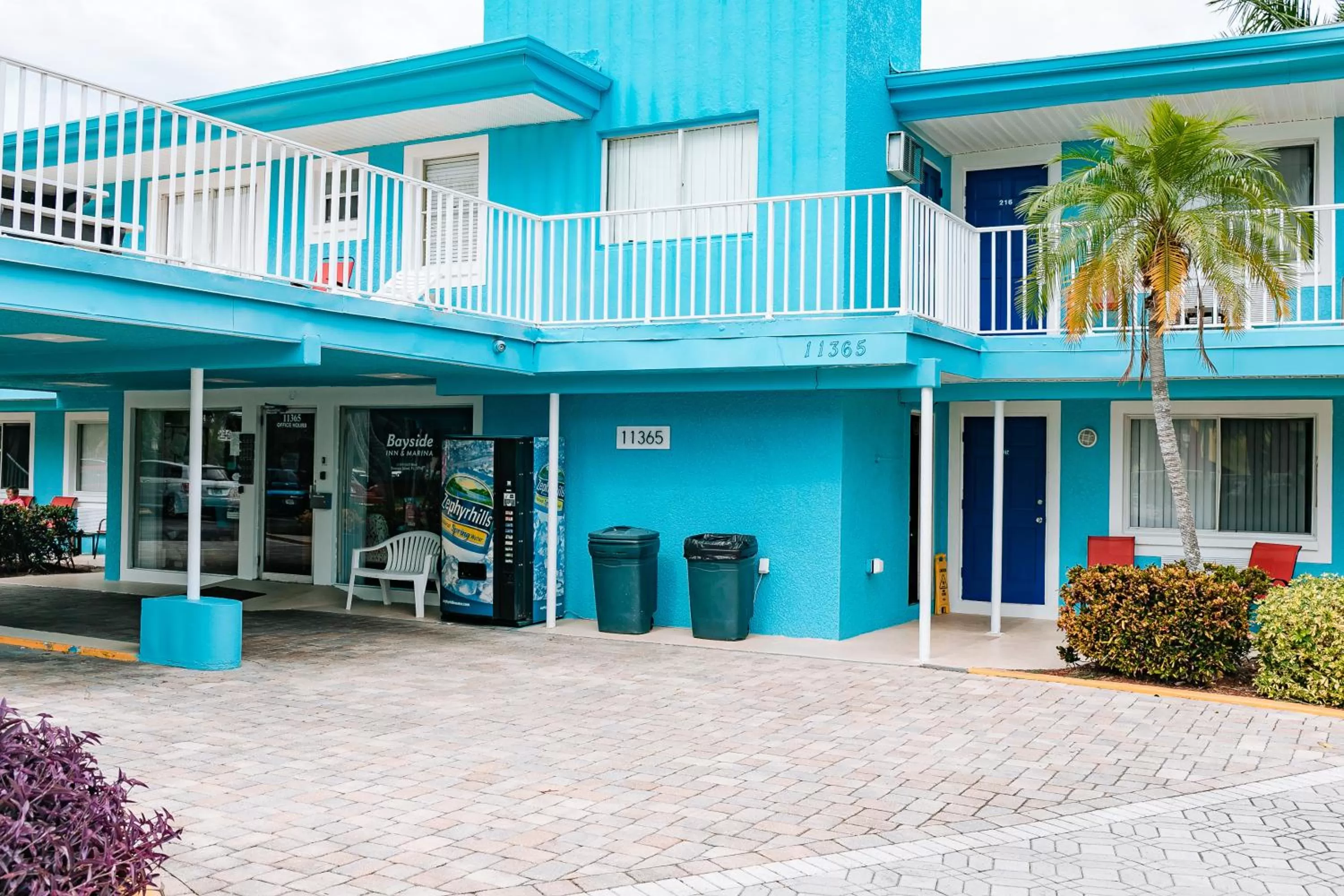 Facade/entrance in Bayside Inn and Marina
