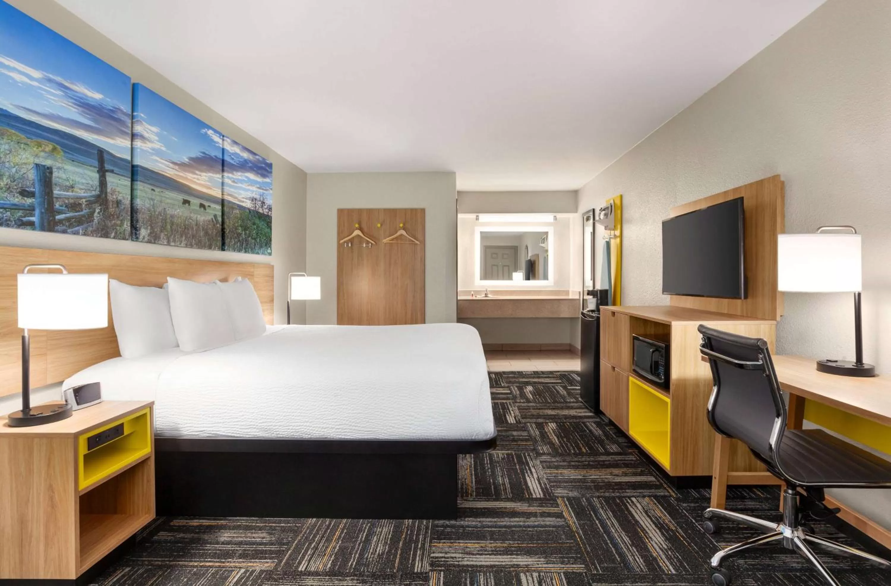 Bedroom, Bed in Days Inn by Wyndham Paris