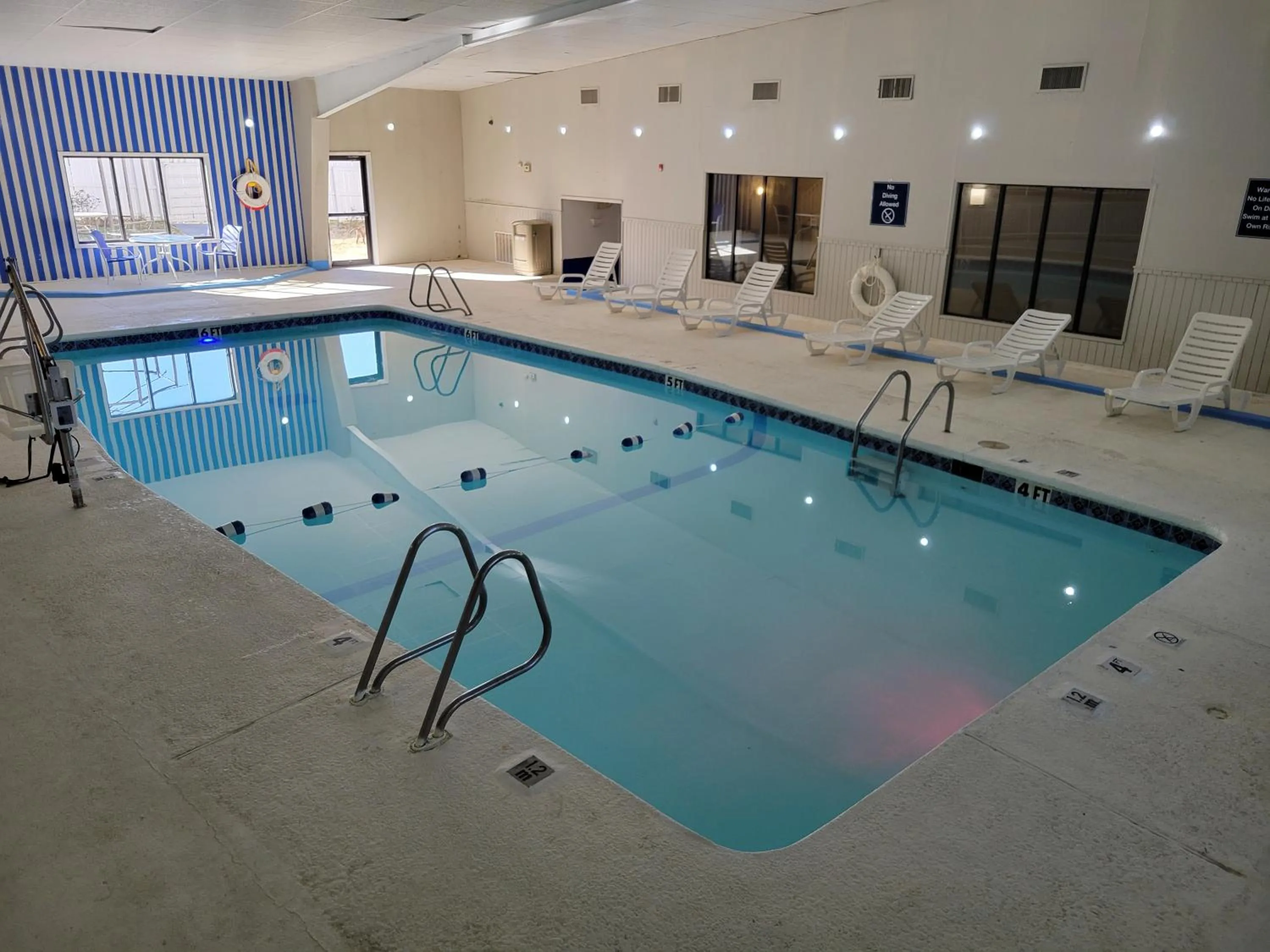 Swimming pool in Motel 6 - Bartlesville, OK