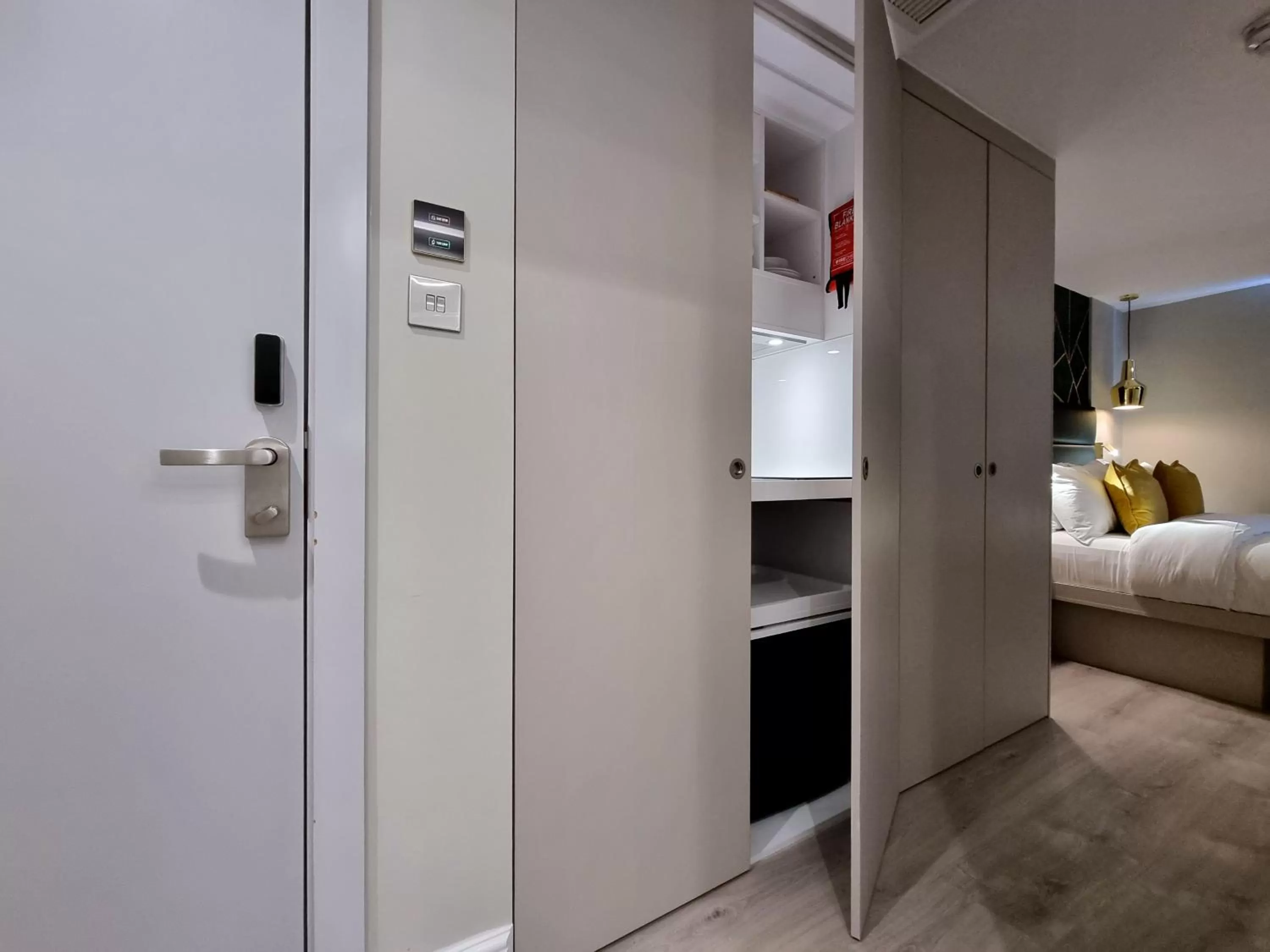 Photo of the whole room, Bed in NOX Kensington Gardens