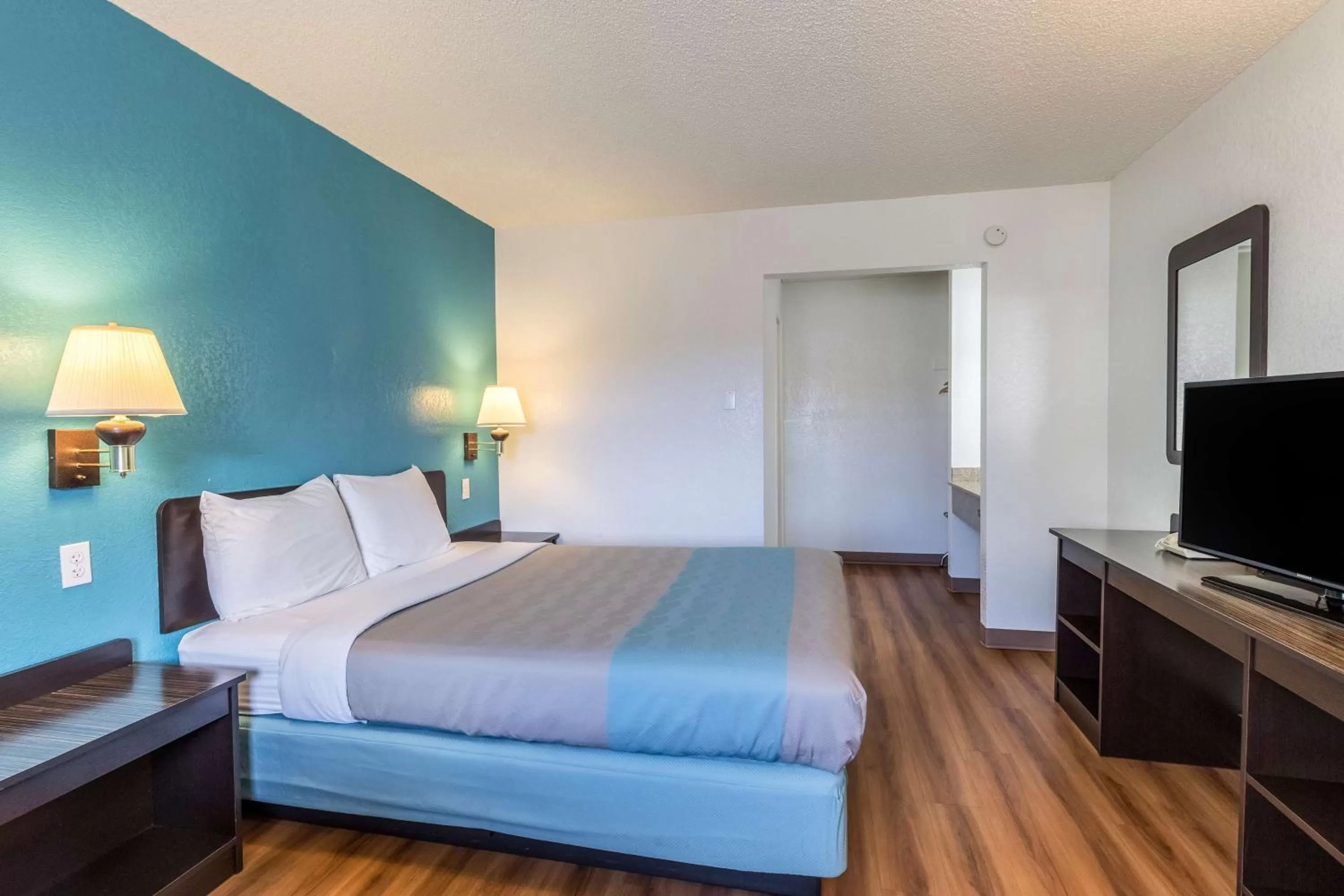 TV and multimedia, Bed in Motel 6-Astoria, OR