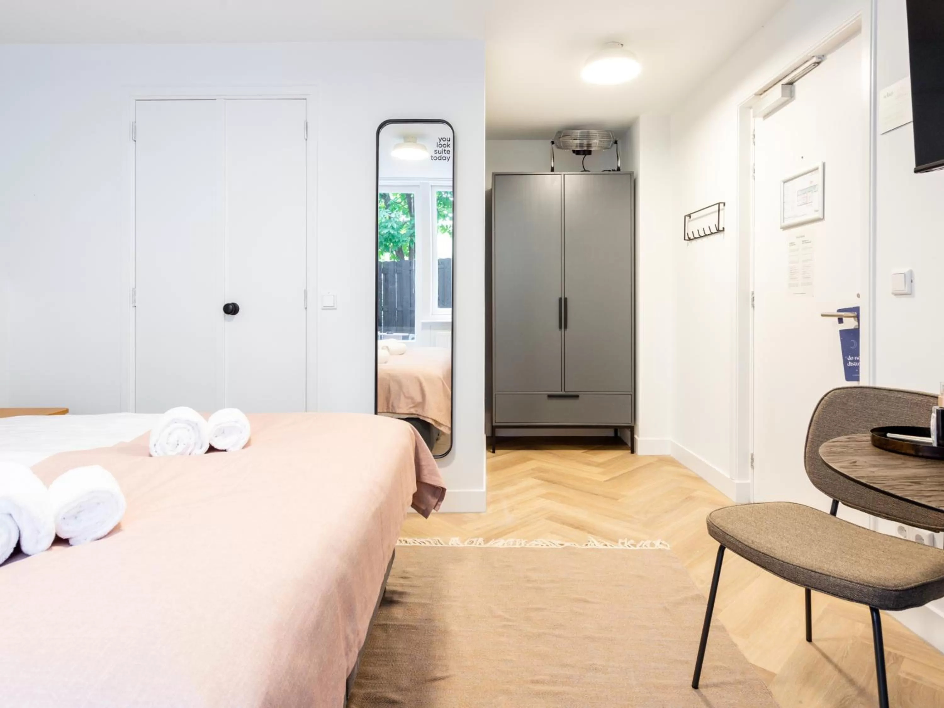 Bed in City Rooms Amsterdam Hemonystraat - Digital access