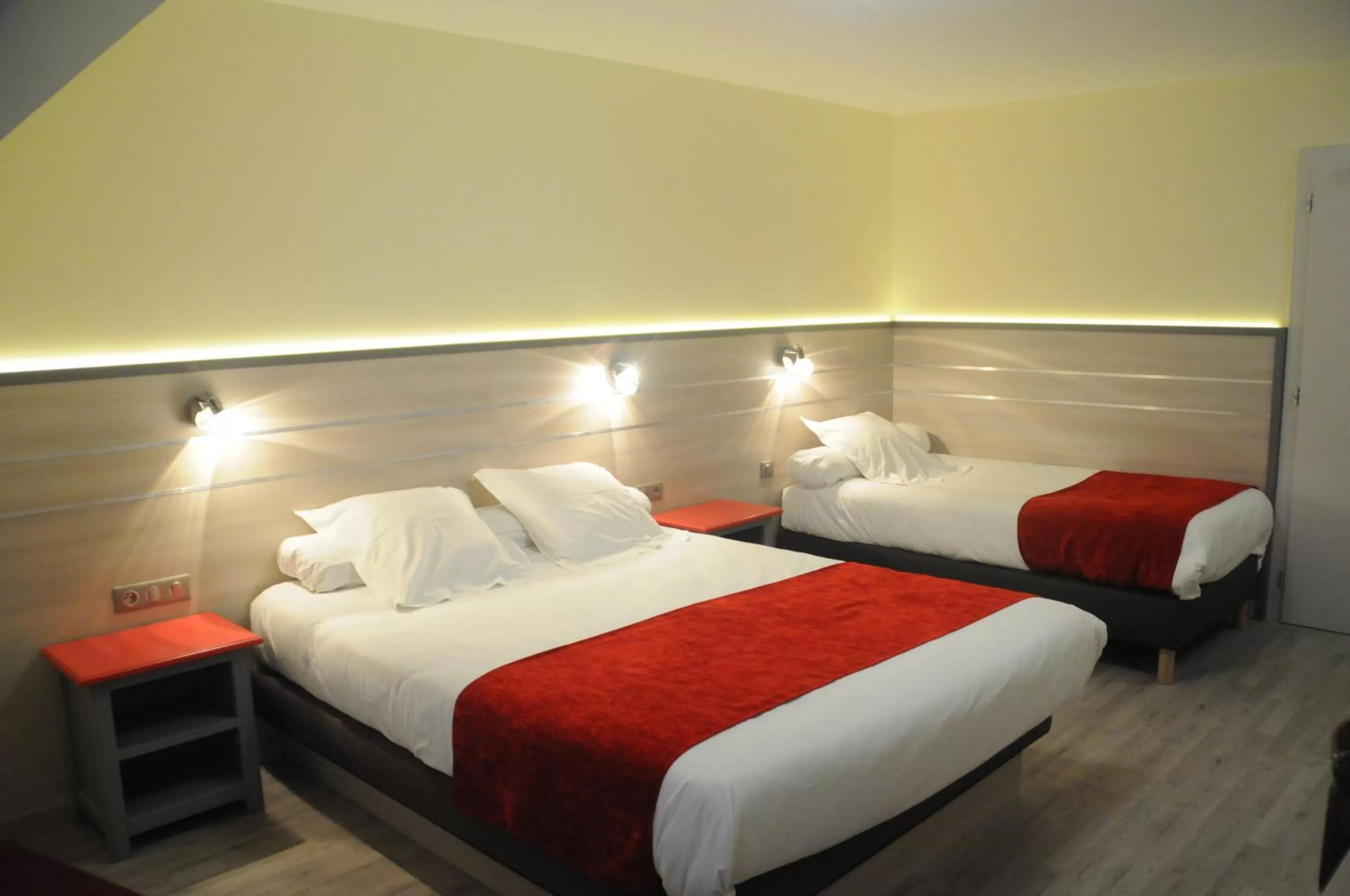 Bed in Hotel Restaurant Au Parc des Cigognes