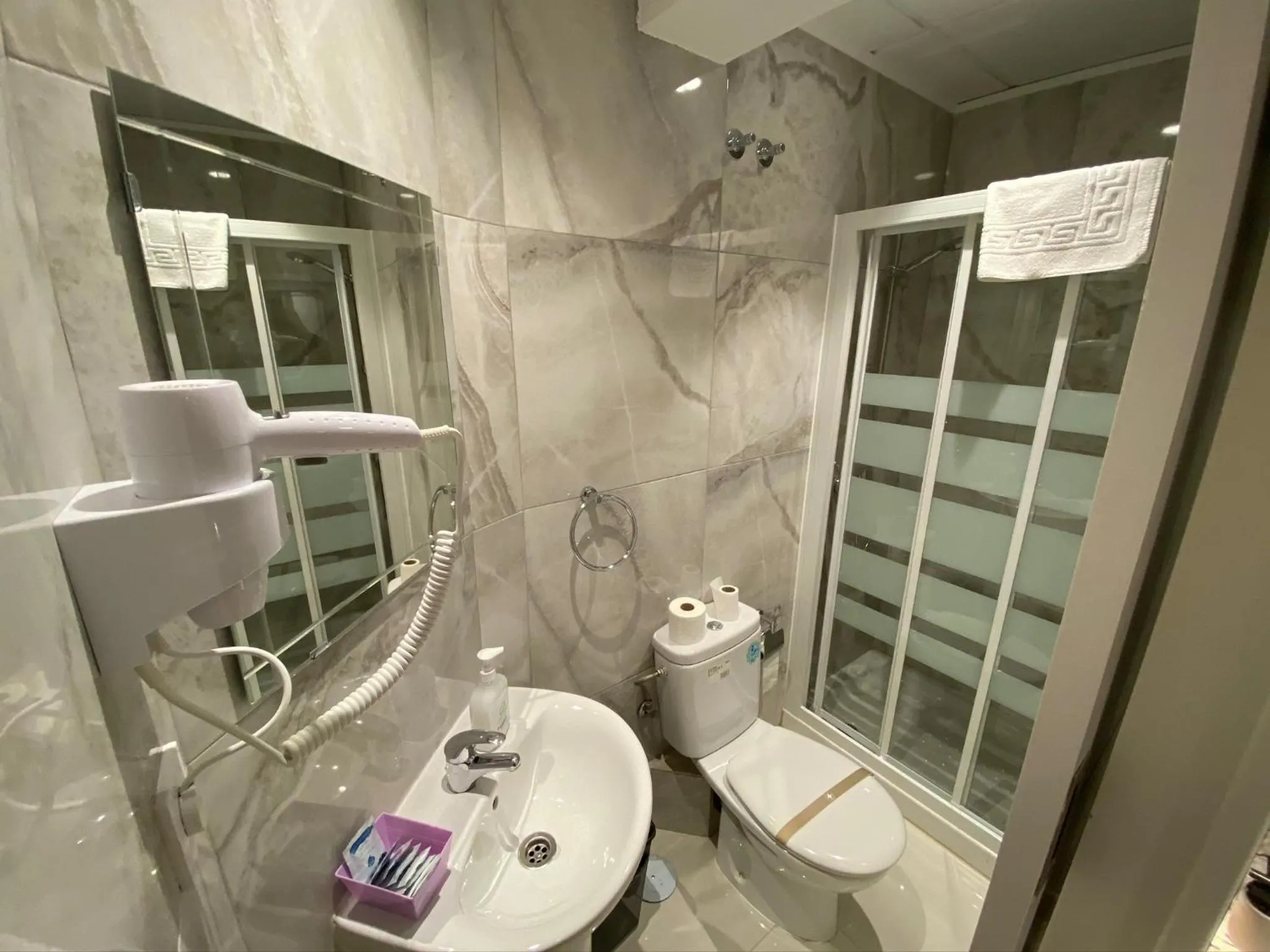 Bathroom in Far Home Gran Vía